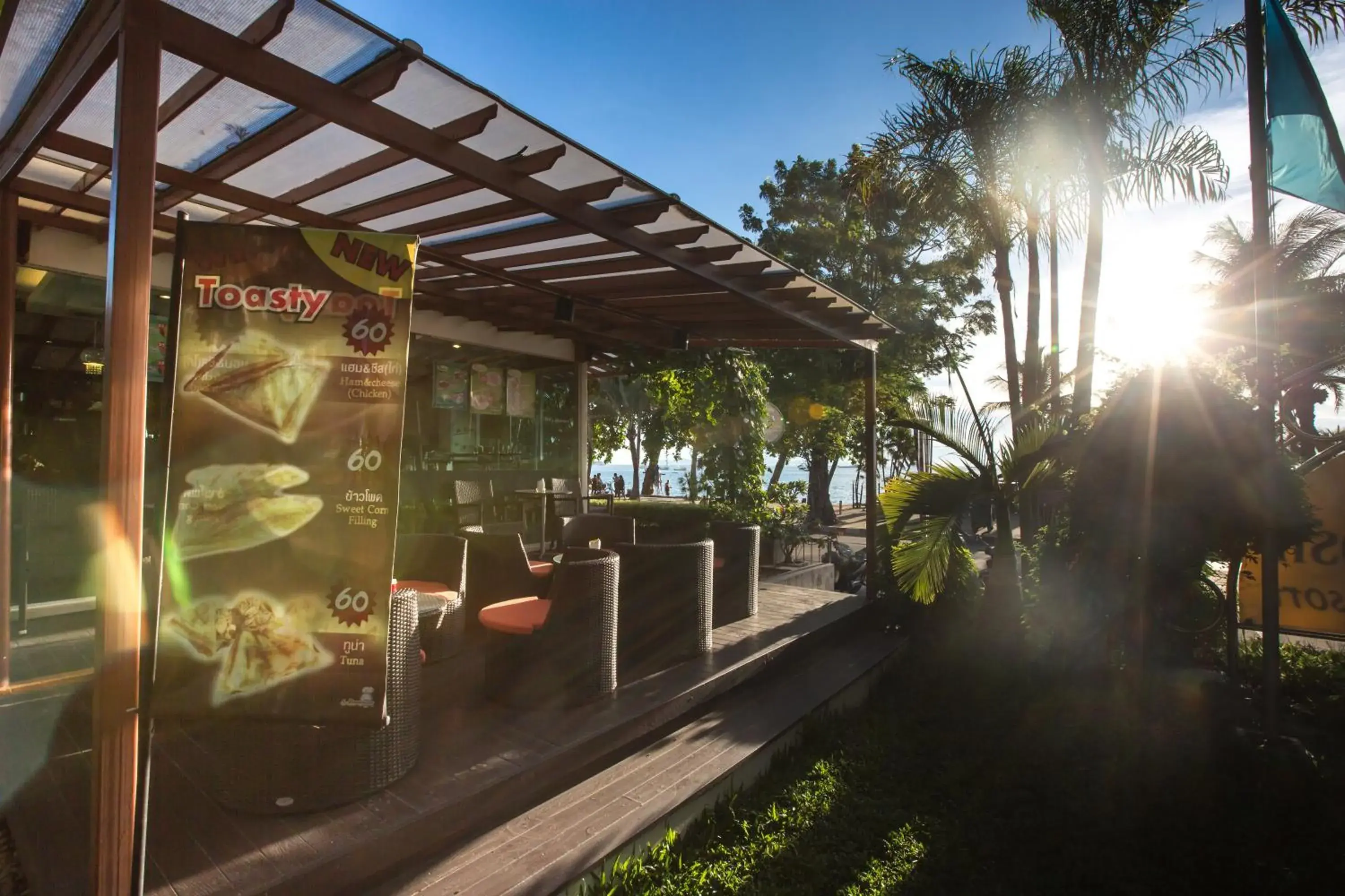 Lounge or bar in Twin Palms Resort Pattaya, SHA Extra Plus Certified Lounge or bar in Twin Palms Resort Pattaya, SHA Extra Plus Certified