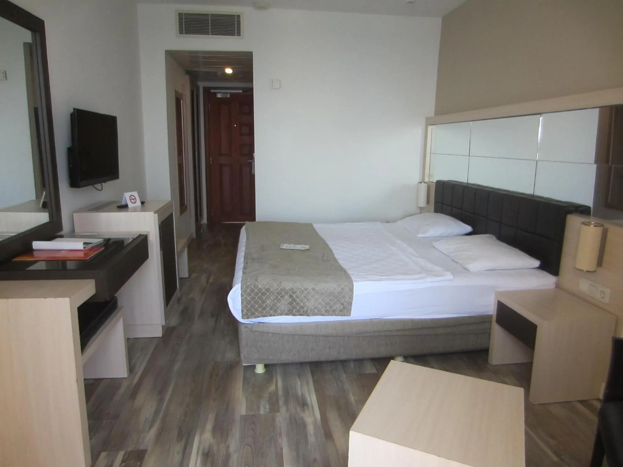 Bedroom, Bed in Golden Lotus Hotel