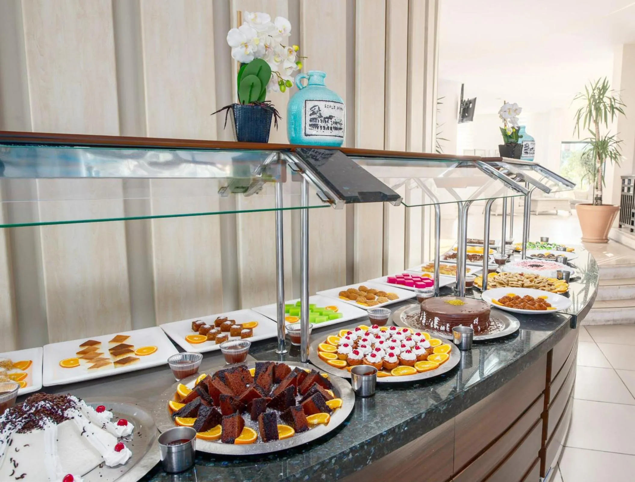 Restaurant/places to eat in Golden Lotus Hotel