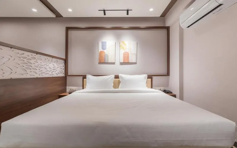 Bed in The Moringa Leaf