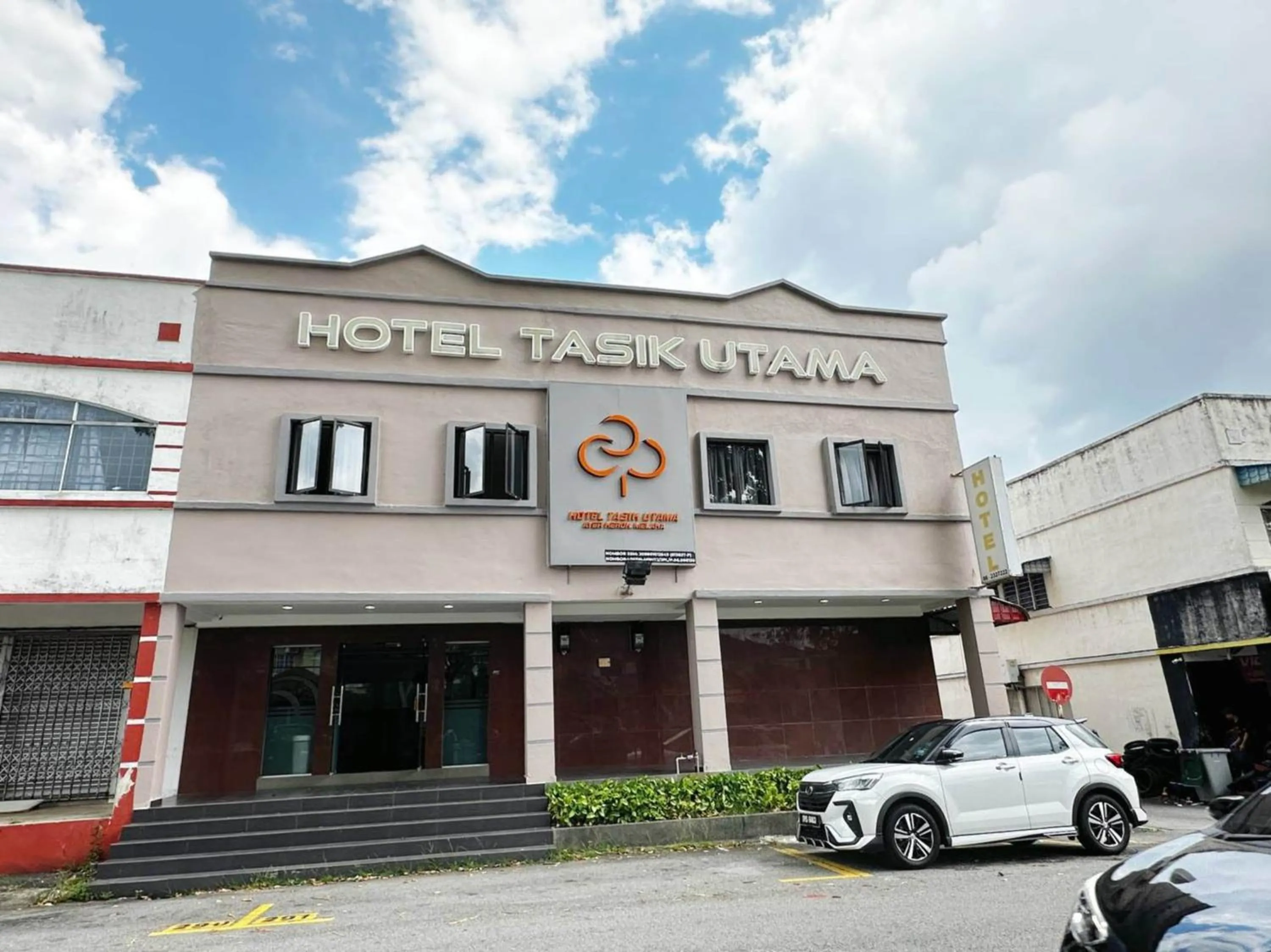 Facade/entrance in Hotel O Tasik Utama