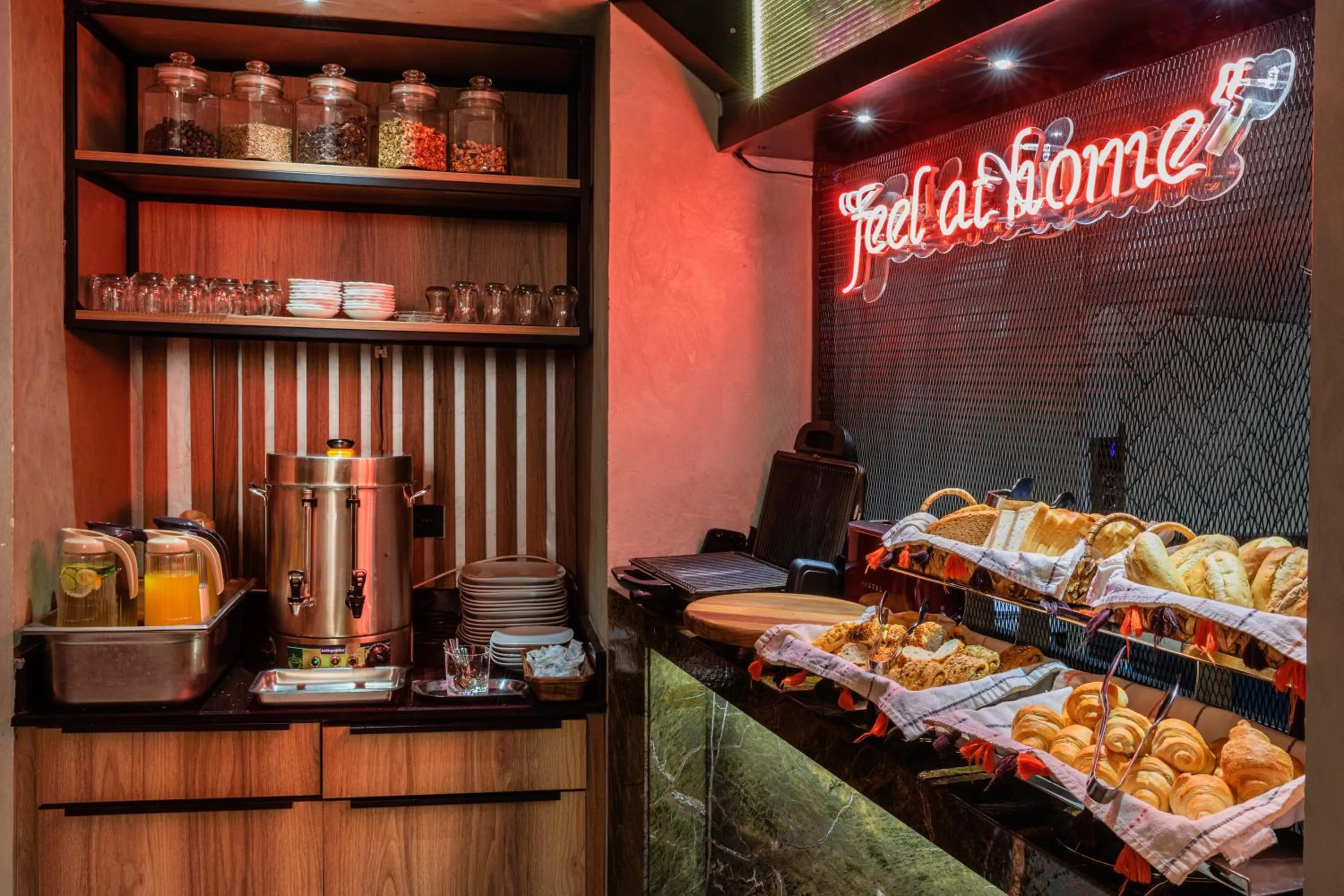 Coffee/tea facilities in Ayramin Deluxe Hotel Taksim