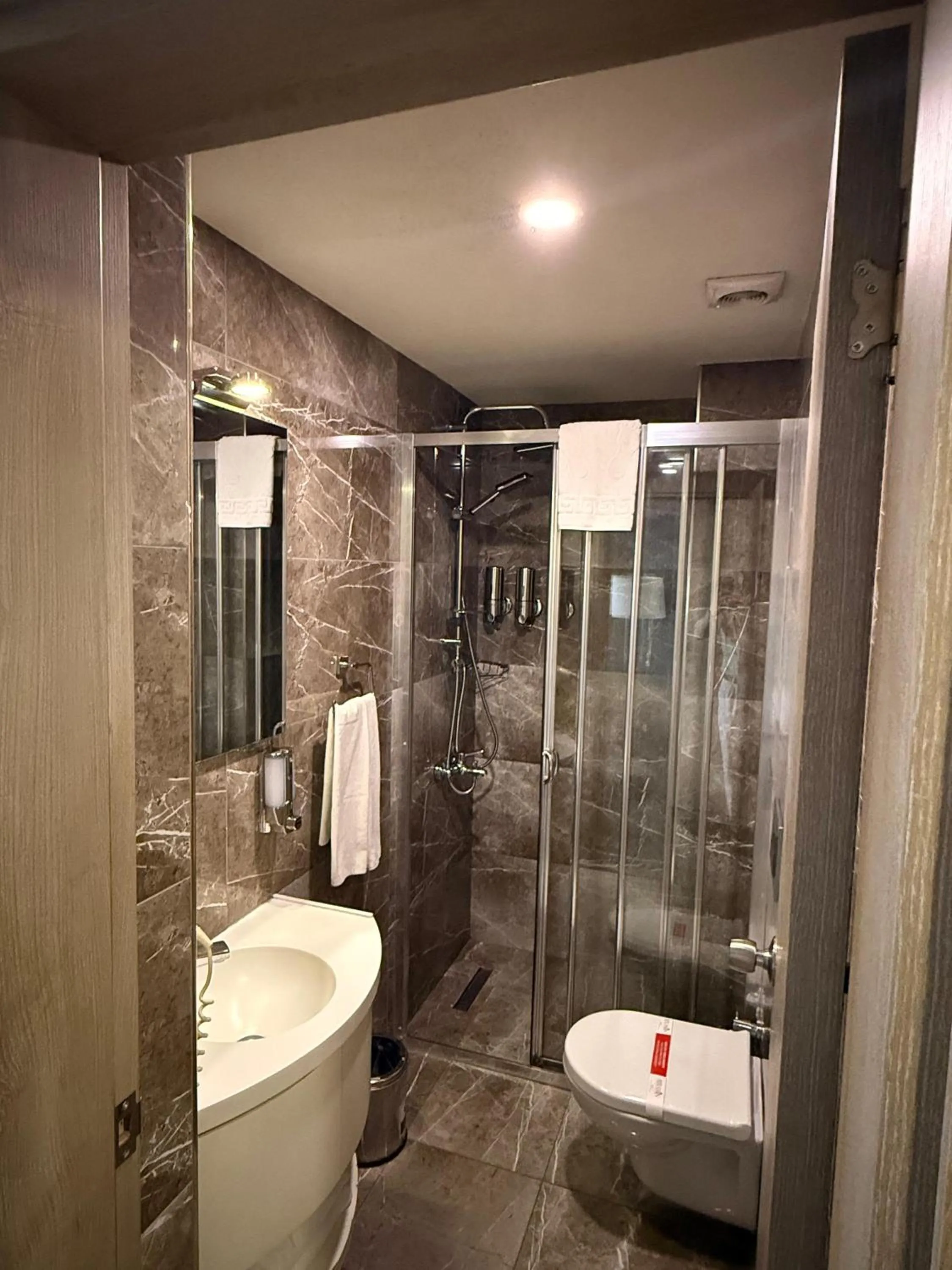 Shower in Ayramin Deluxe Hotel Taksim