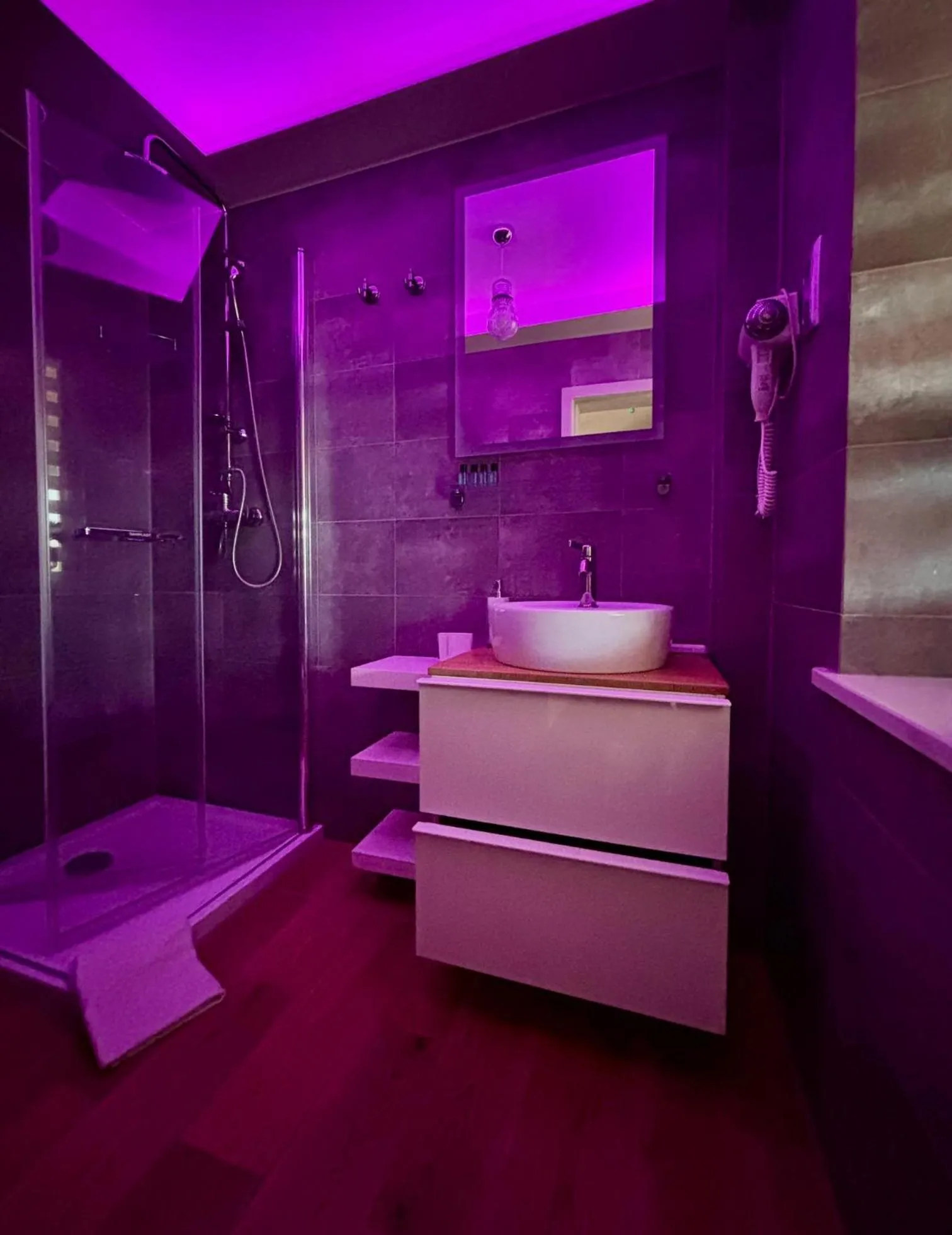 Shower in Apartament "Love Heaven" Jacuzzi SPA z dużą wanną z hydromasażem dla Dwojga