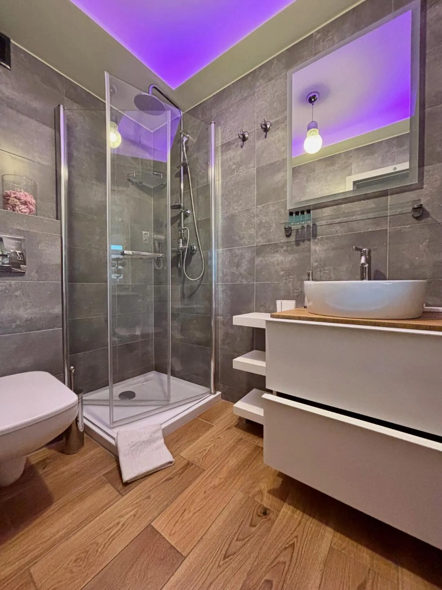 Shower in Apartament "Love Heaven" Jacuzzi SPA z dużą wanną z hydromasażem dla Dwojga