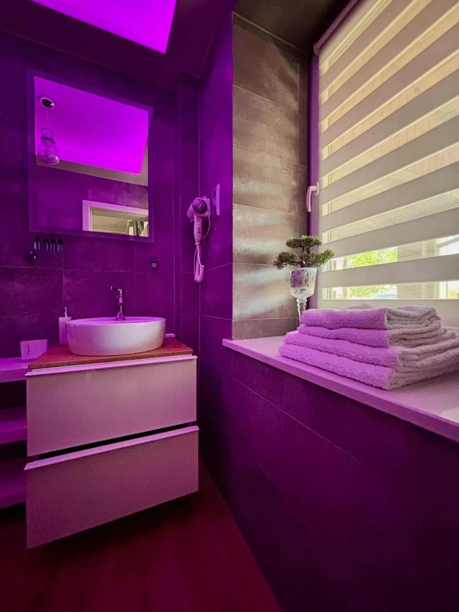 Toilet in Apartament "Love Heaven" Jacuzzi SPA z dużą wanną z hydromasażem dla Dwojga