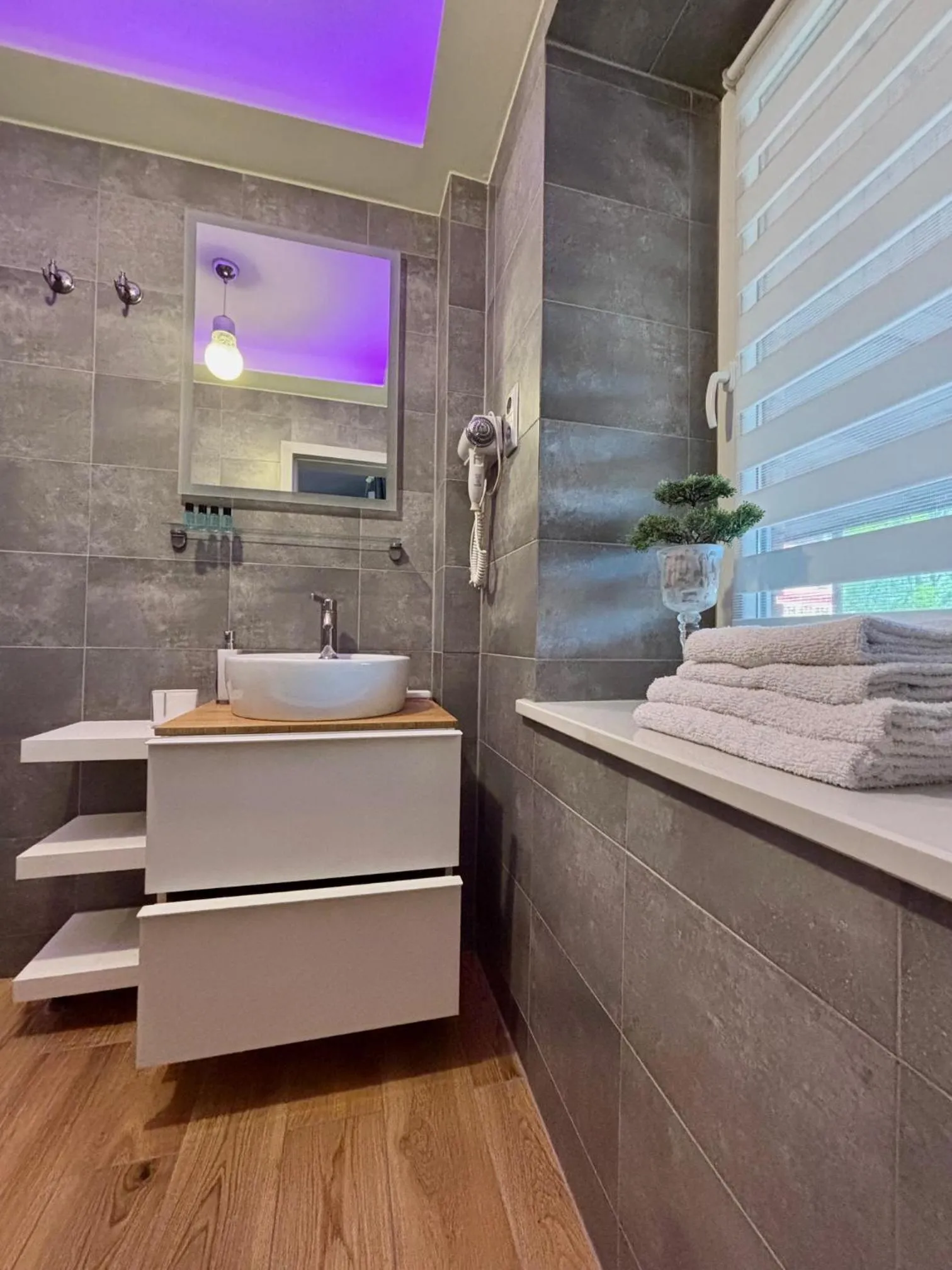 Shower in Apartament "Love Heaven" Jacuzzi SPA z dużą wanną z hydromasażem dla Dwojga