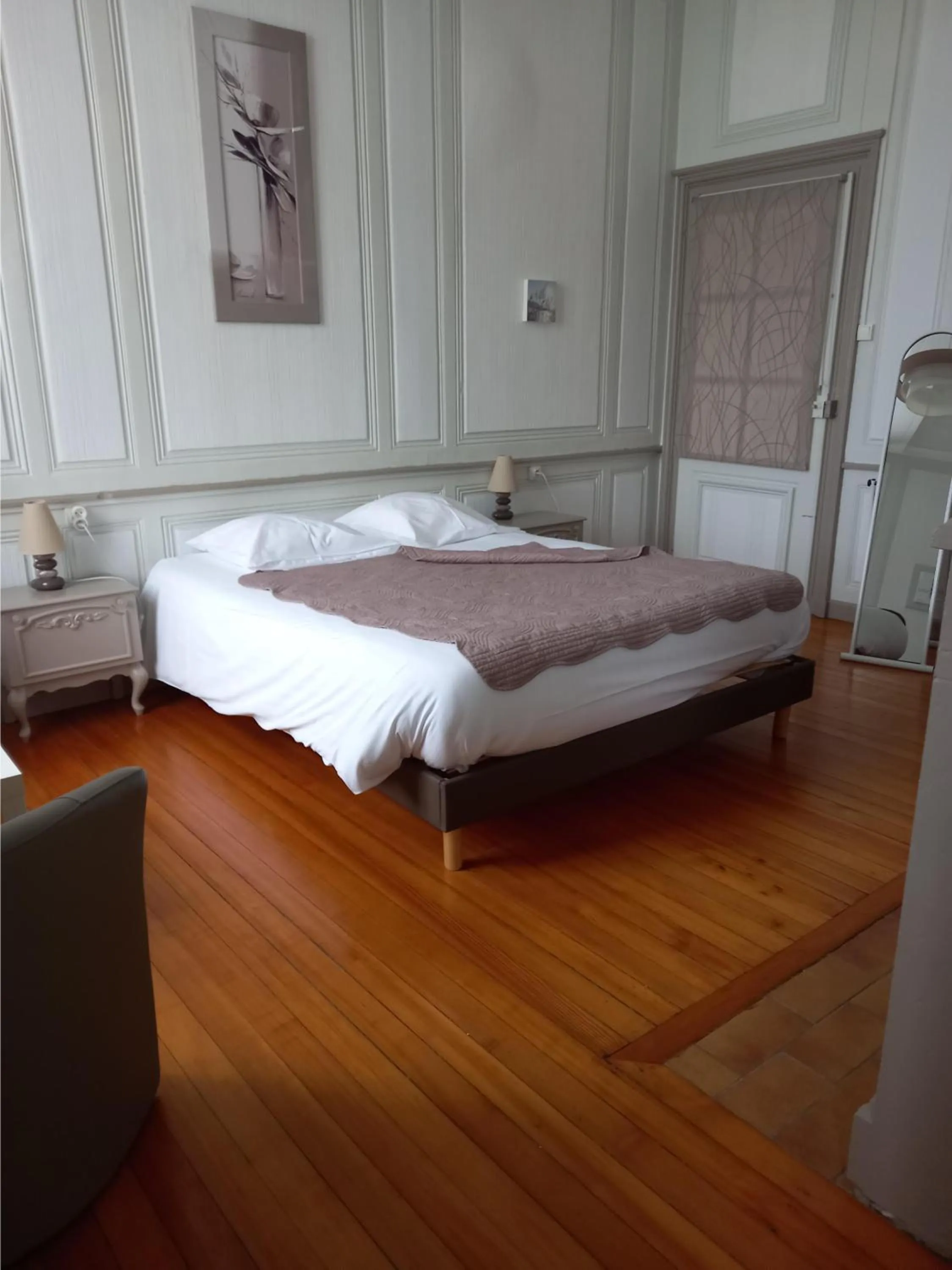 Photo of the whole room, Bed in Le Chateau de Buchy