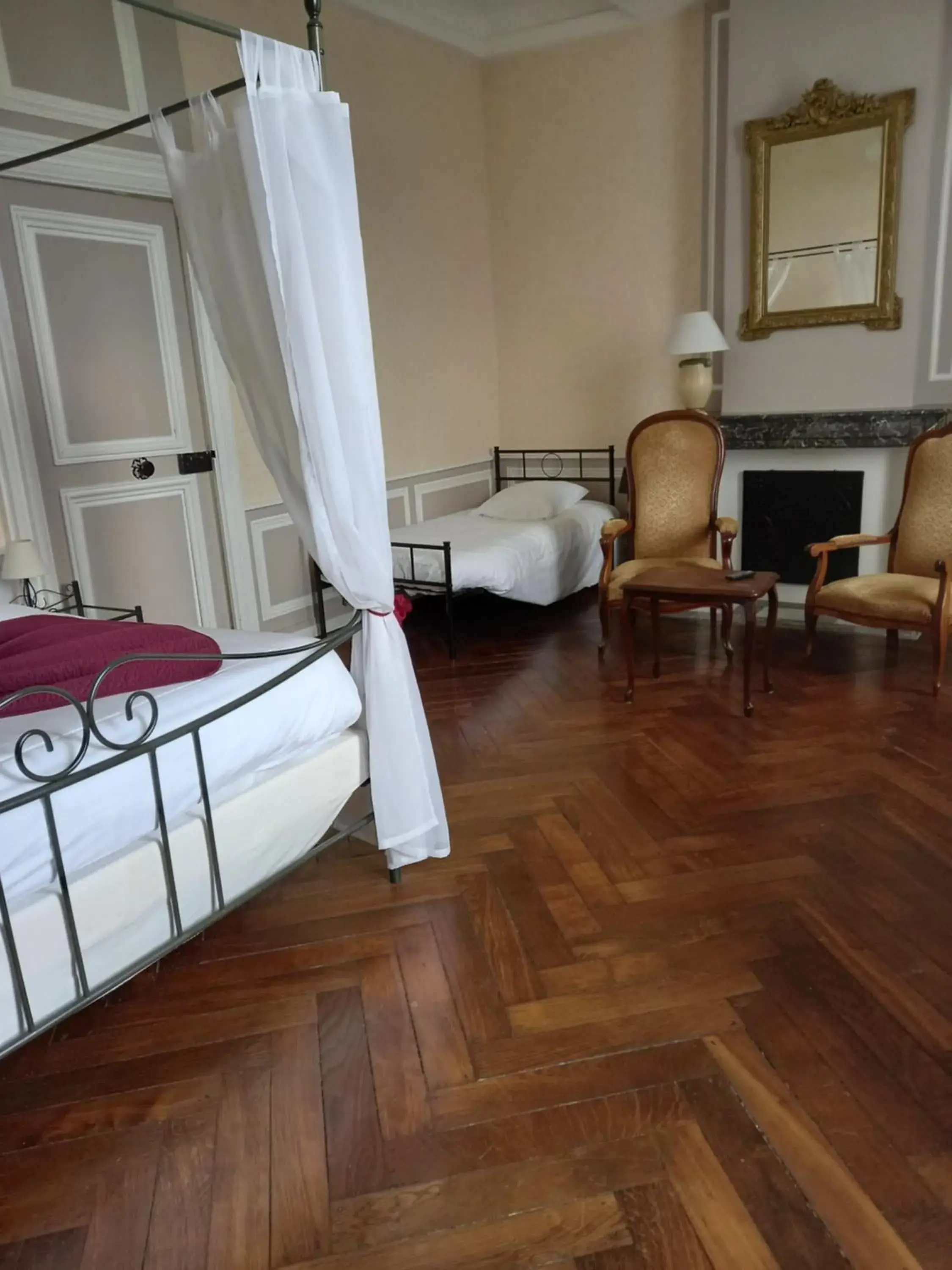 Double Room with Extra Bed - single occupancy in Le Chateau de Buchy Double Room with Extra Bed - single occupancy in Le Chateau de Buchy