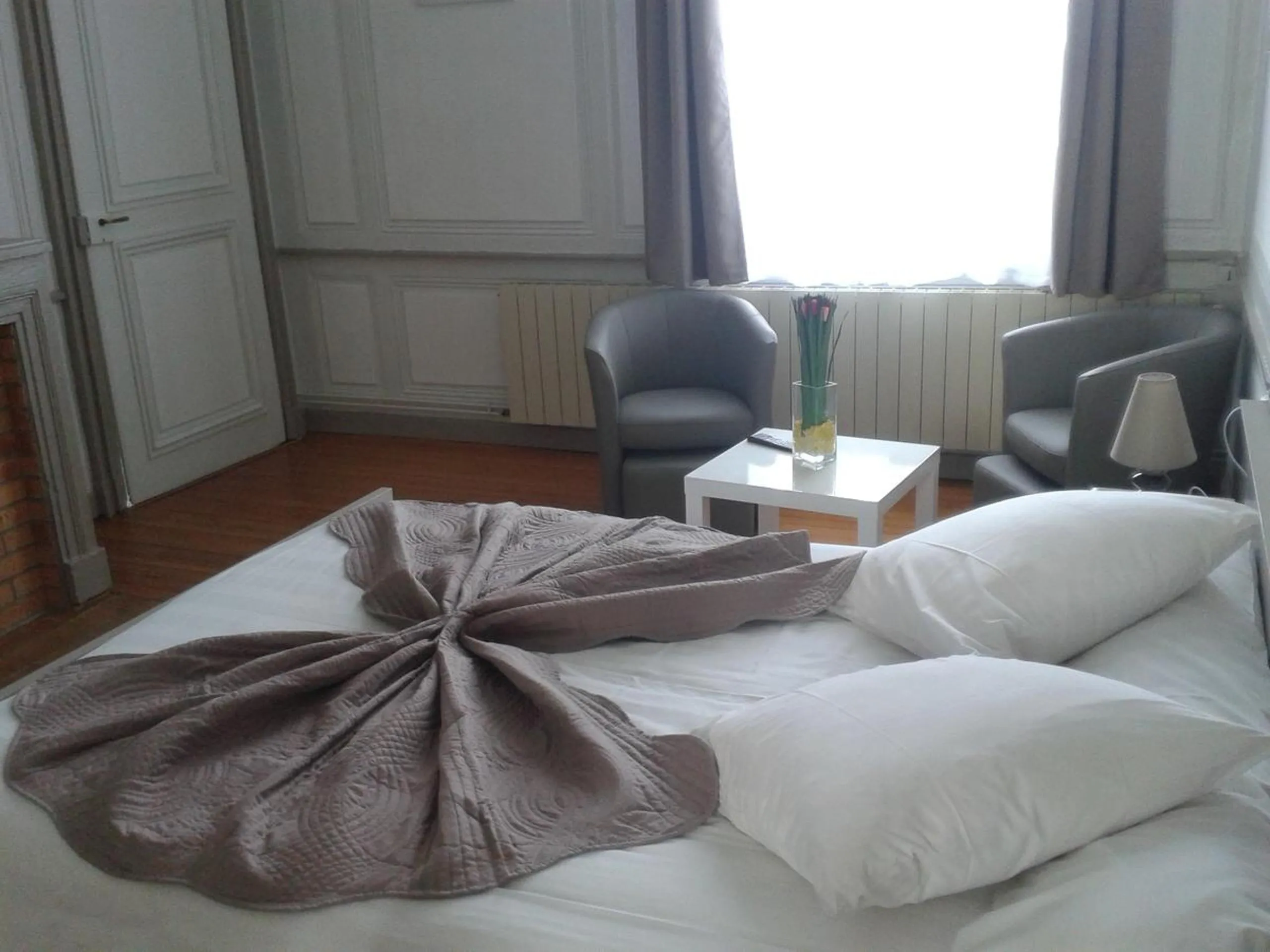 Photo of the whole room, Bed in Le Chateau de Buchy