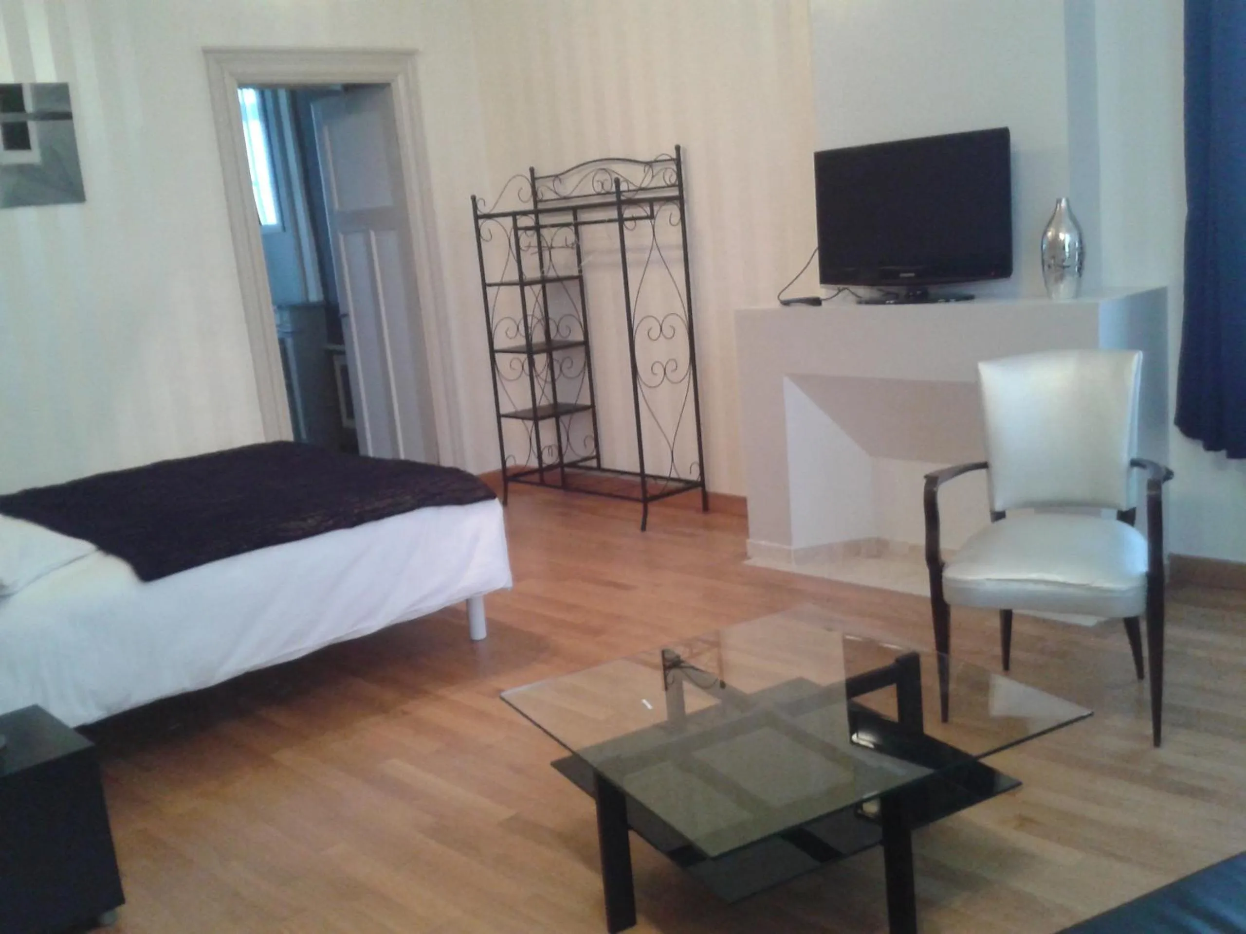 Photo of the whole room, Bed in Le Chateau de Buchy