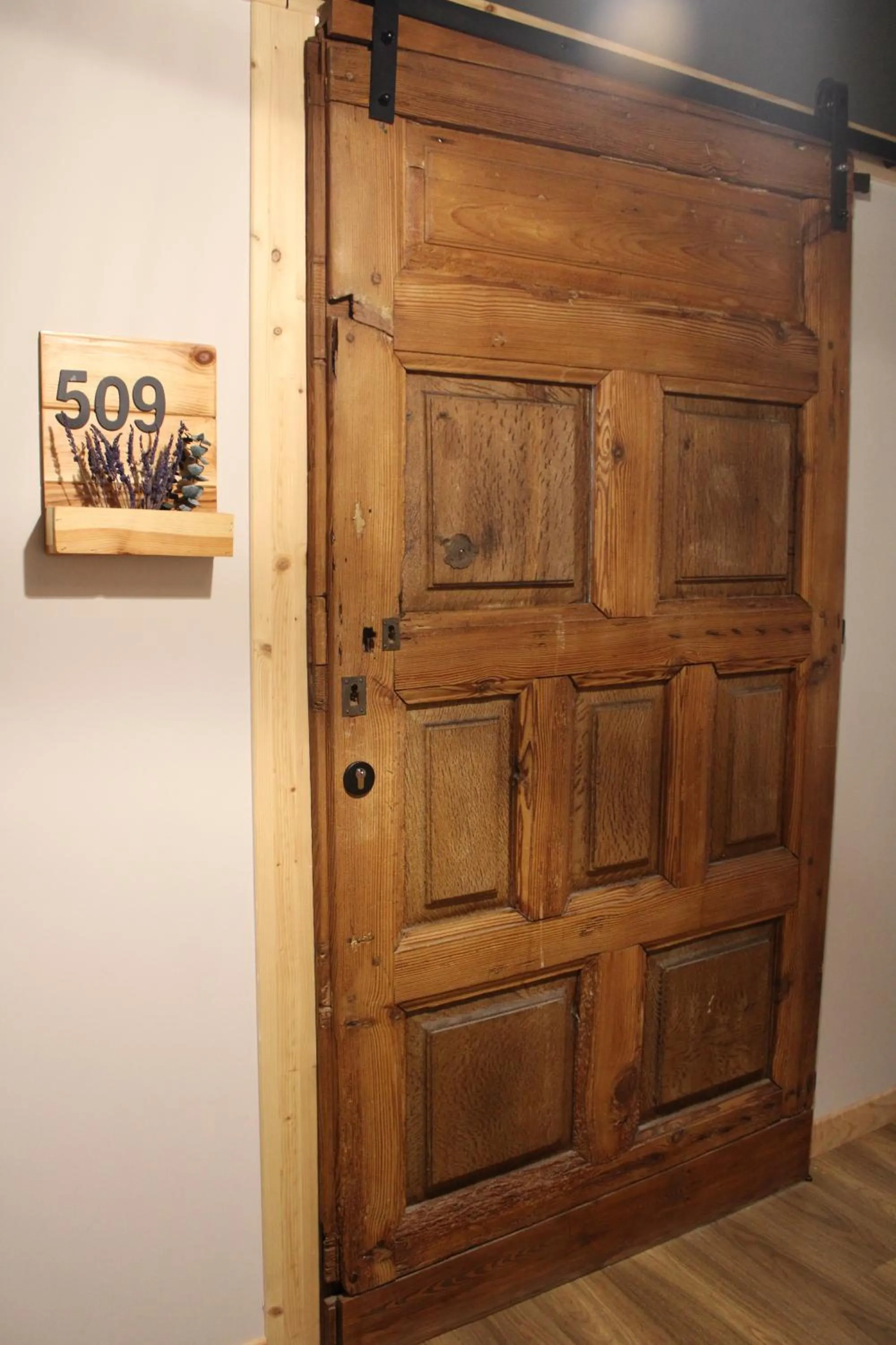 Decorative detail in Albergue Jakue