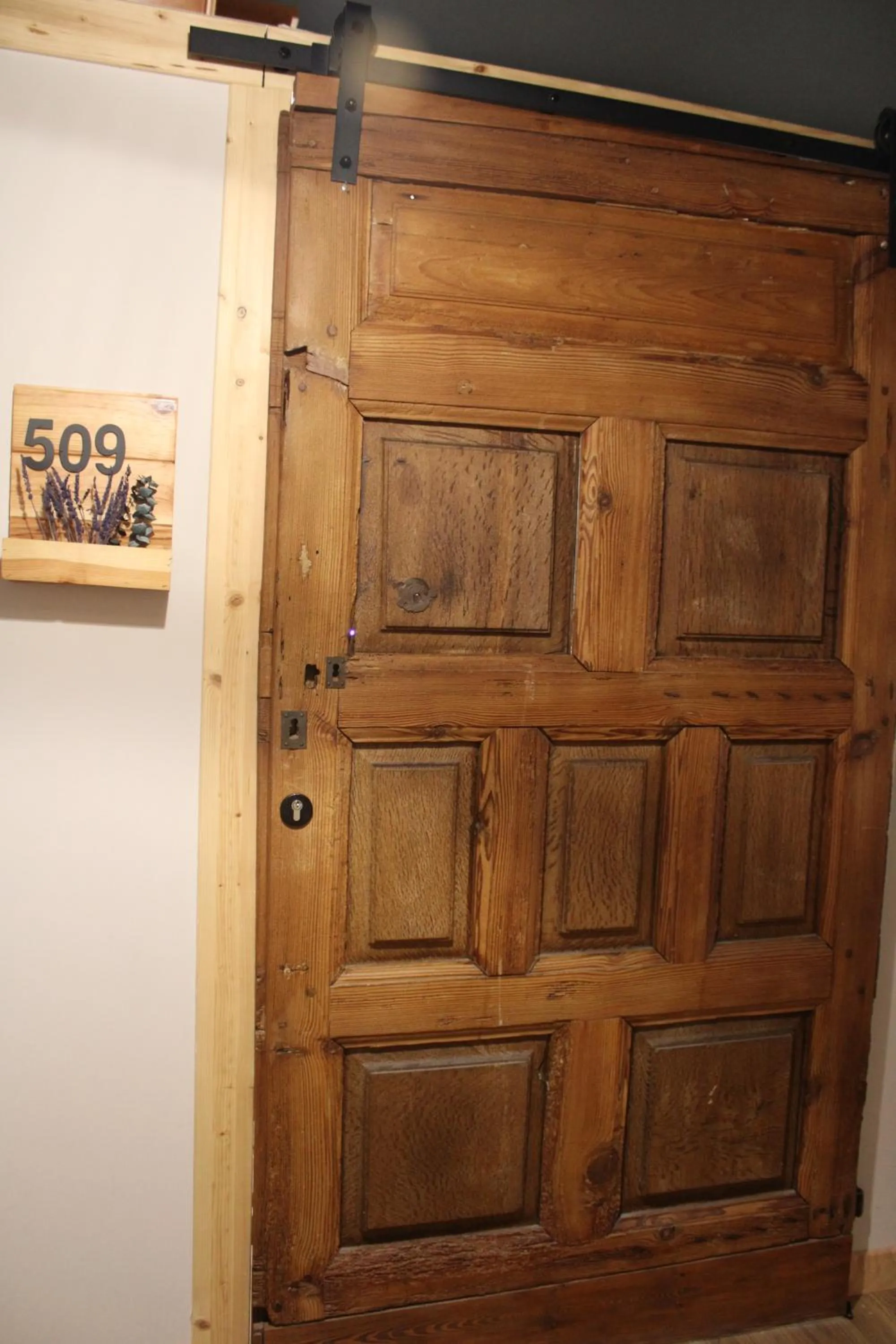 Decorative detail in Albergue Jakue