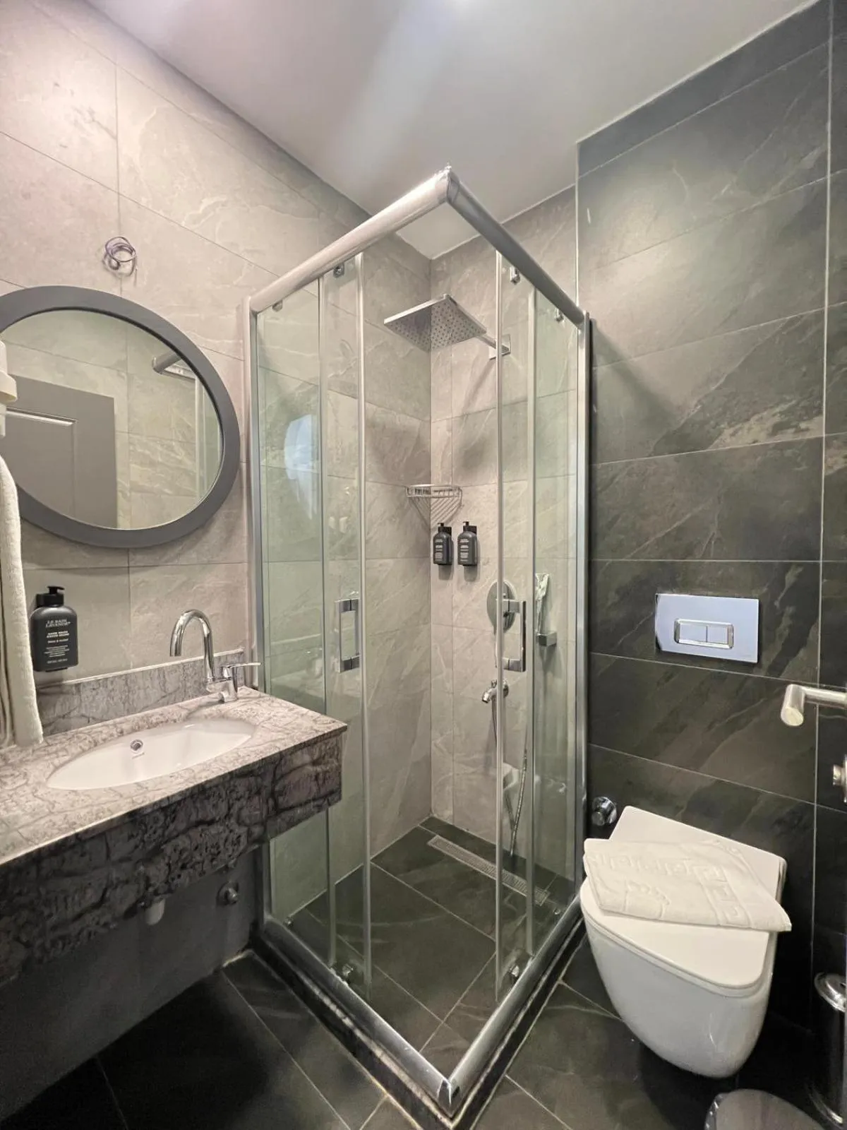 Shower in Violin Hotel Sultanahmet