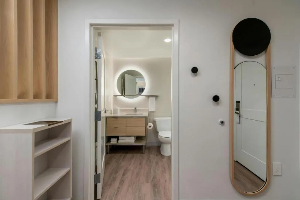 Bathroom, Bed in TownePlace Suites by Marriott Miramar Beach Destin
