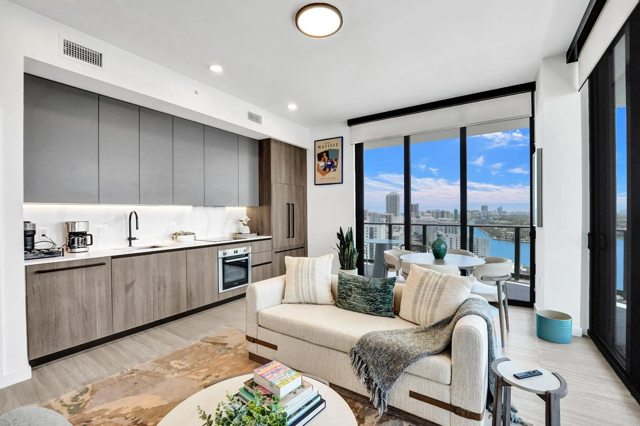 Kitchen or kitchenette in 72 Park by Nomada Residences