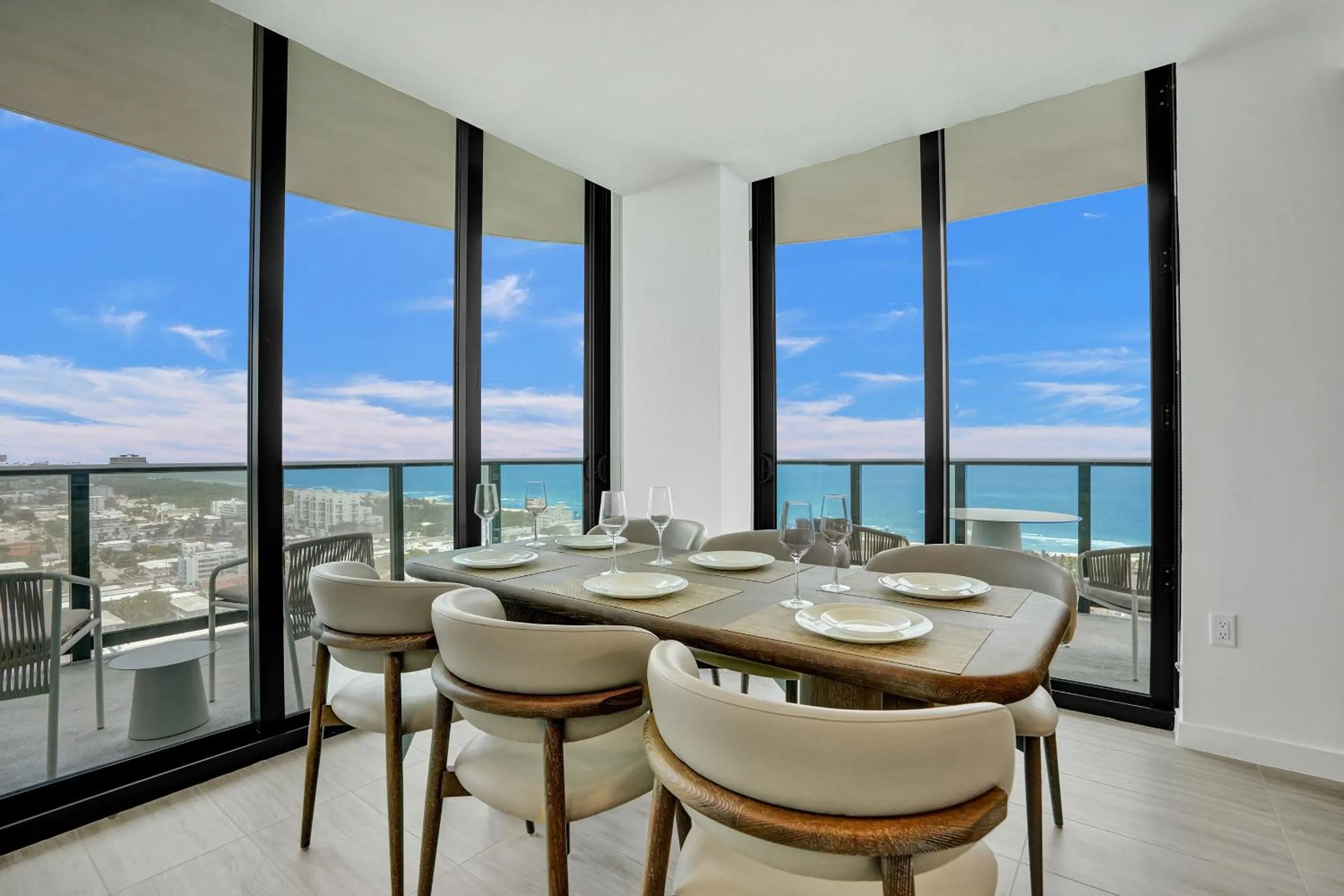 Dining area in 72 Park by Nomada Residences