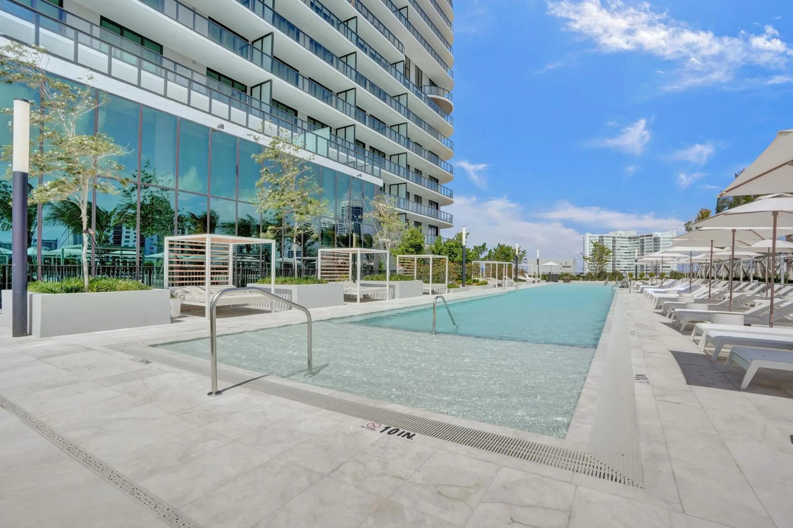 Swimming pool in 72 Park by Nomada Residences