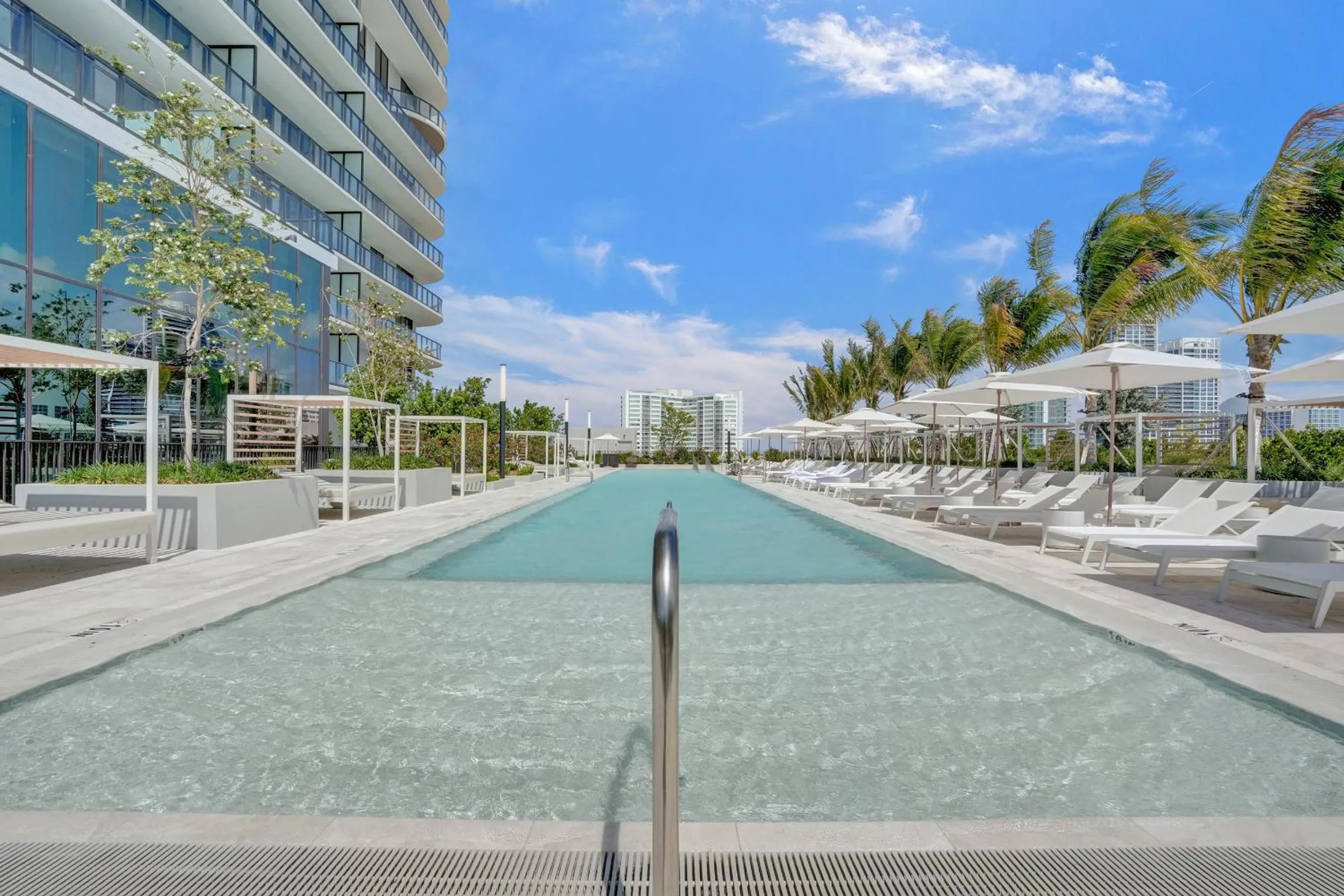 Swimming pool in 72 Park by Nomada Residences