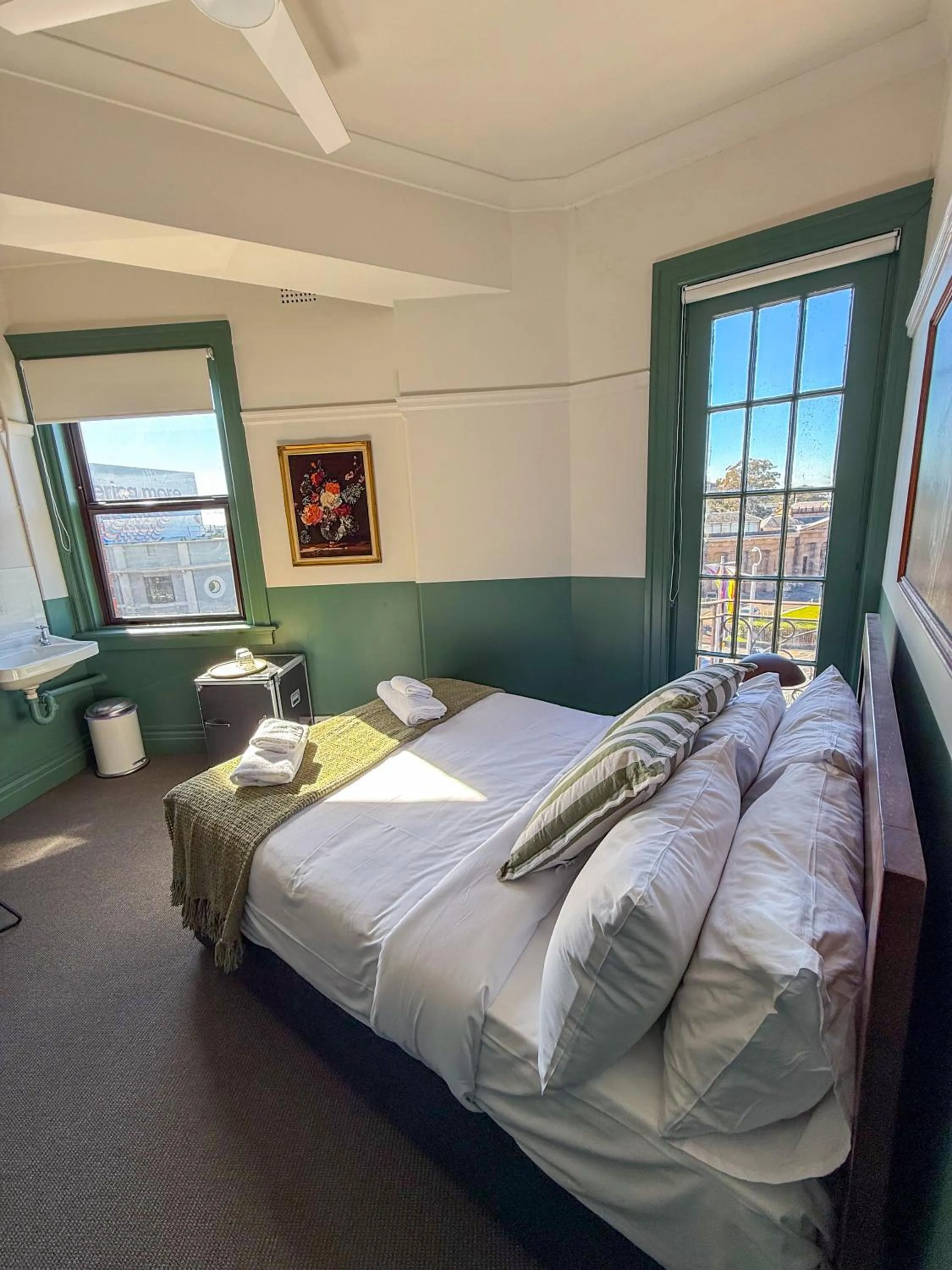 View (from property/room), Bed in Courthouse Hotel