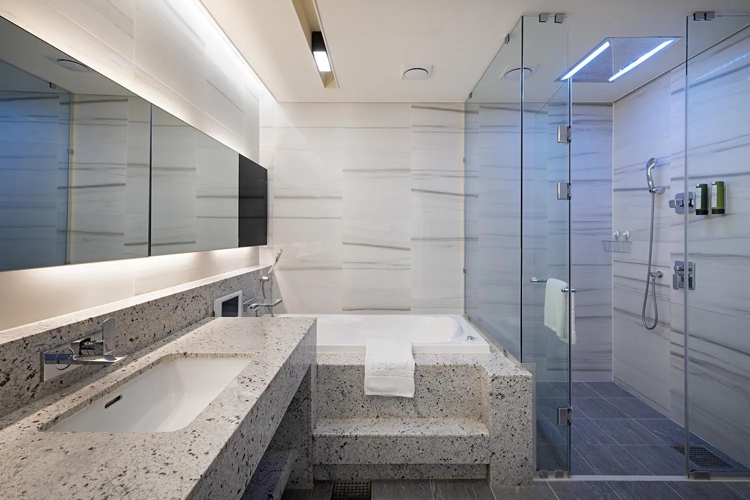 Shower in LCT Residence The Vine Haeundae