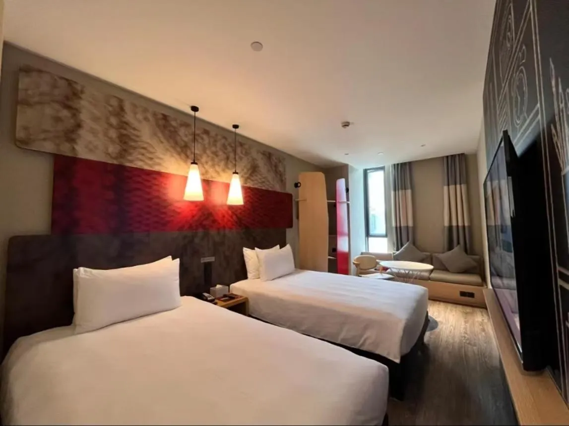 Bed in ibis Shanghai International Tourism Resort Xiupu Road