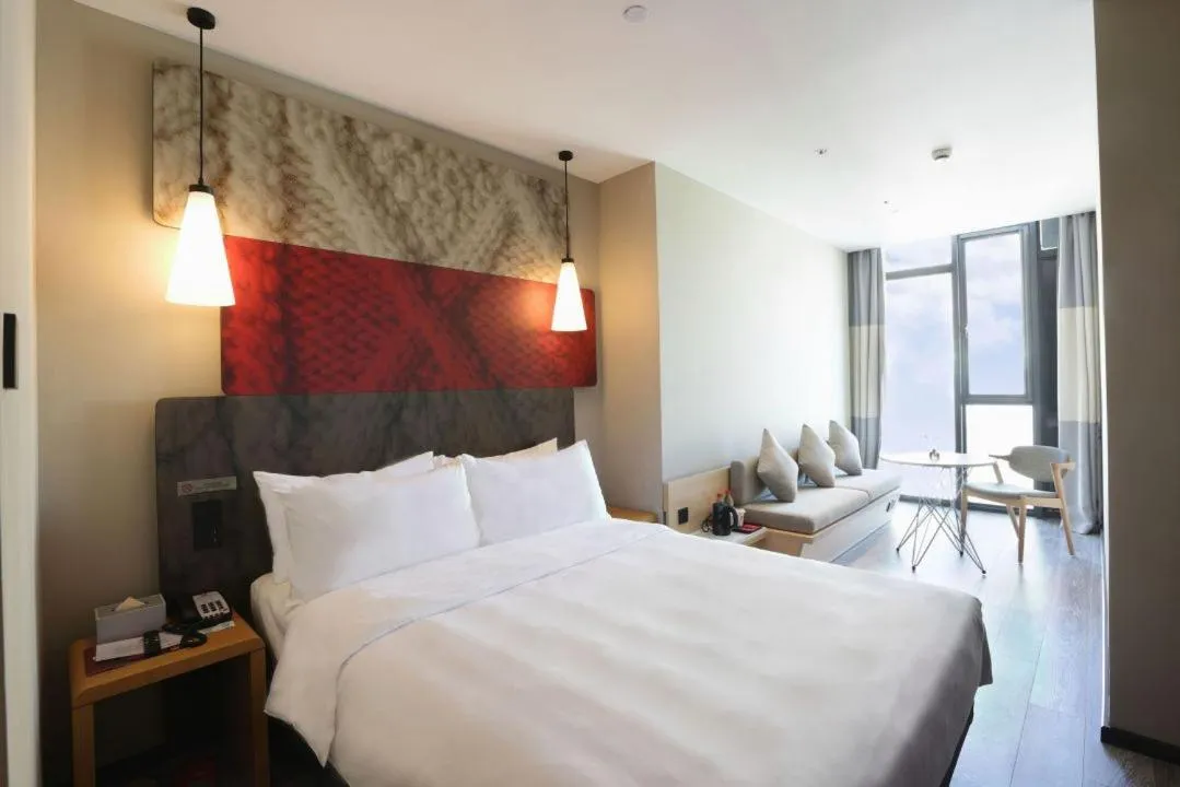 Bed in ibis Shanghai International Tourism Resort Xiupu Road