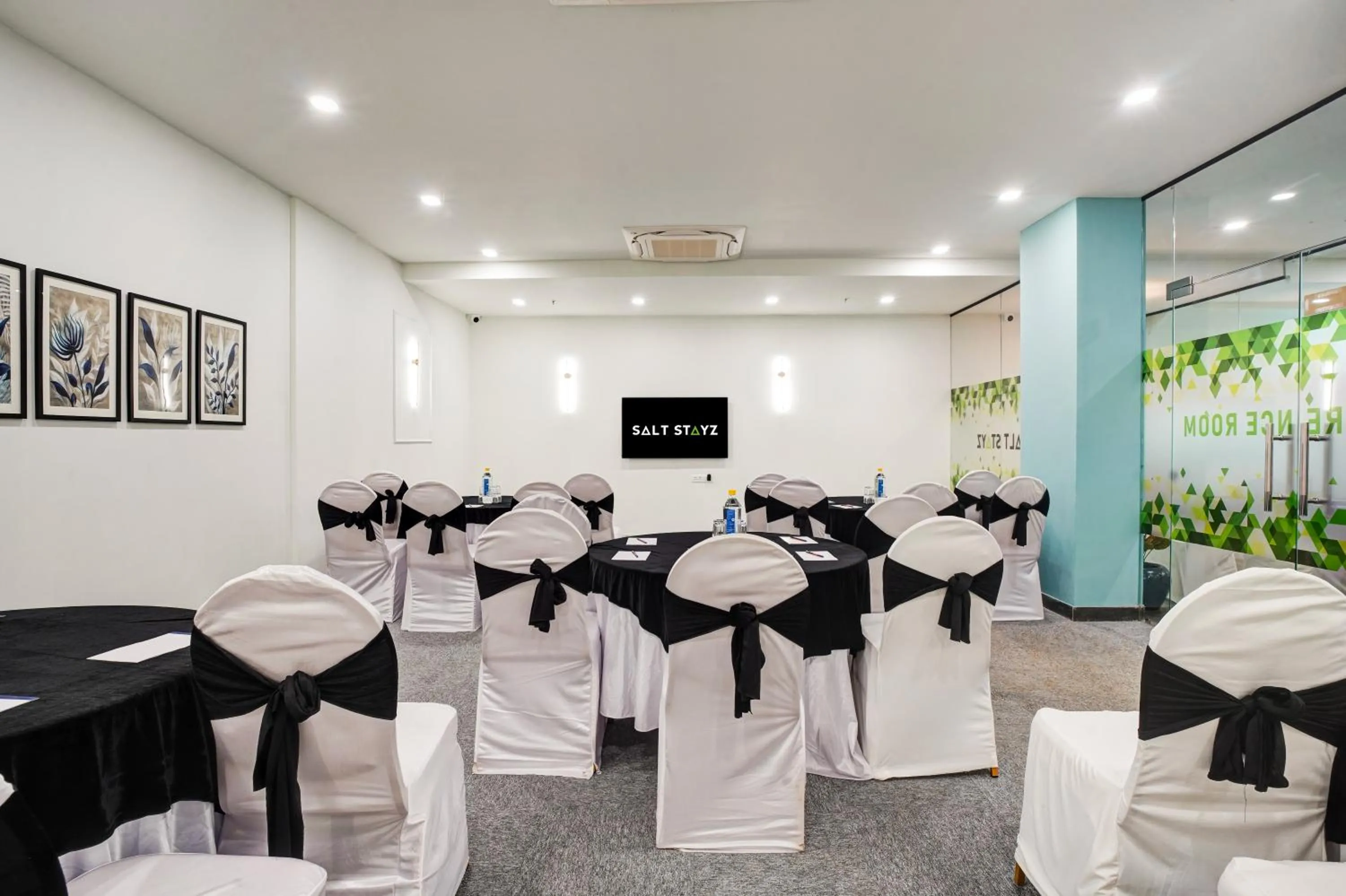 TV and multimedia in Saltstayz Premier - Arjun Marg