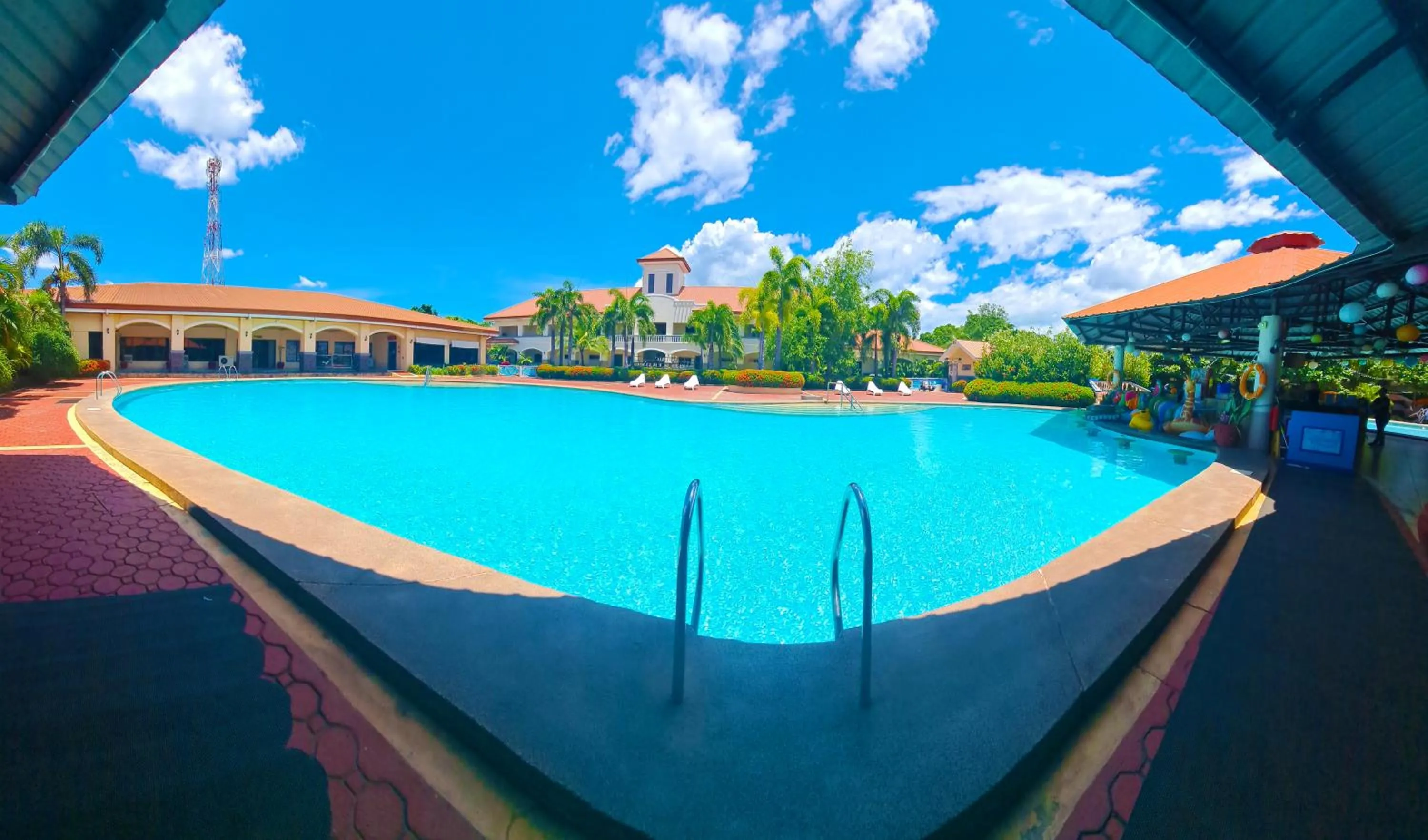 Swimming pool in Subic Waterfront View Resort