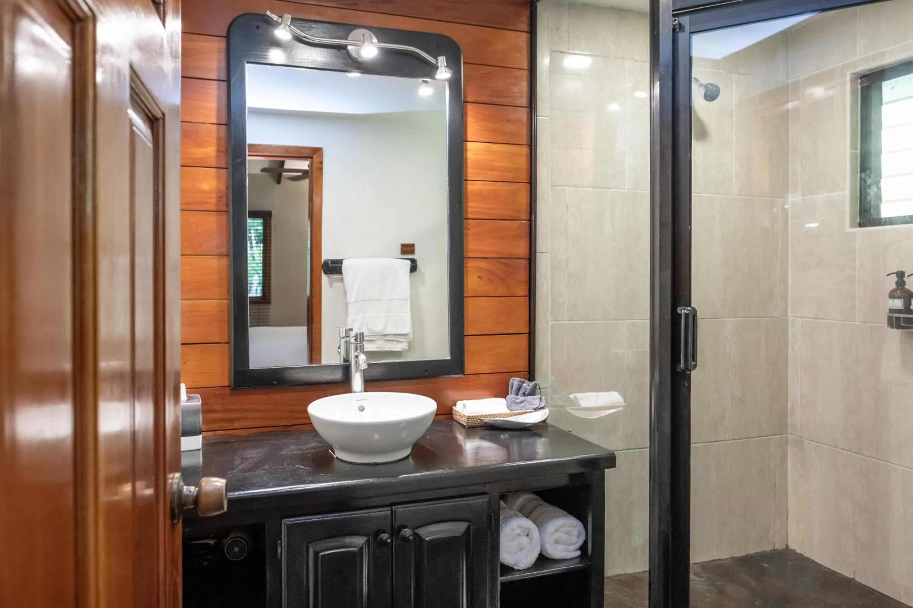 Bathroom in Copal Tree Lodge a Muy'Ono Resort