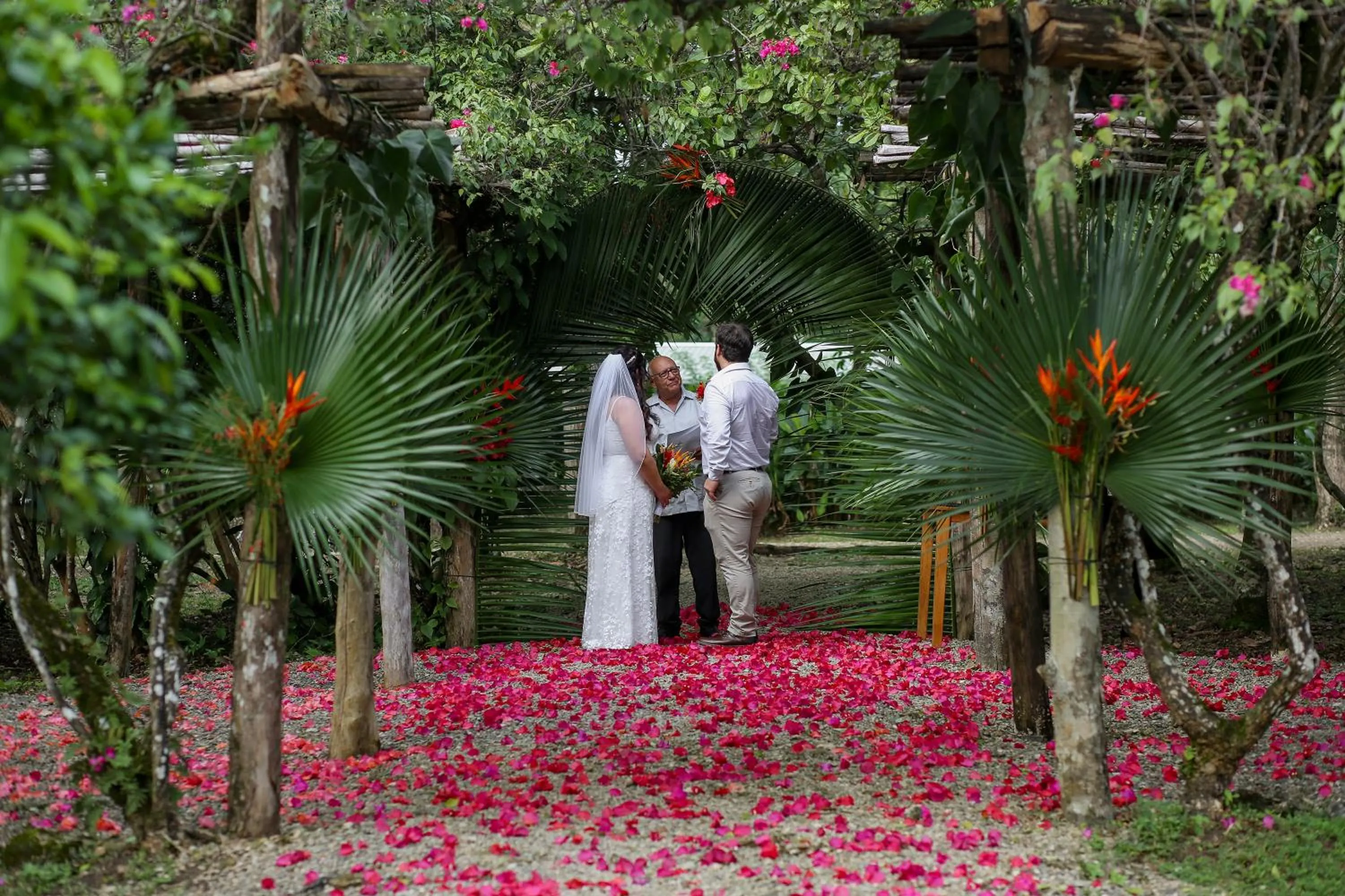 Guests in Copal Tree Lodge a Muy'Ono Resort