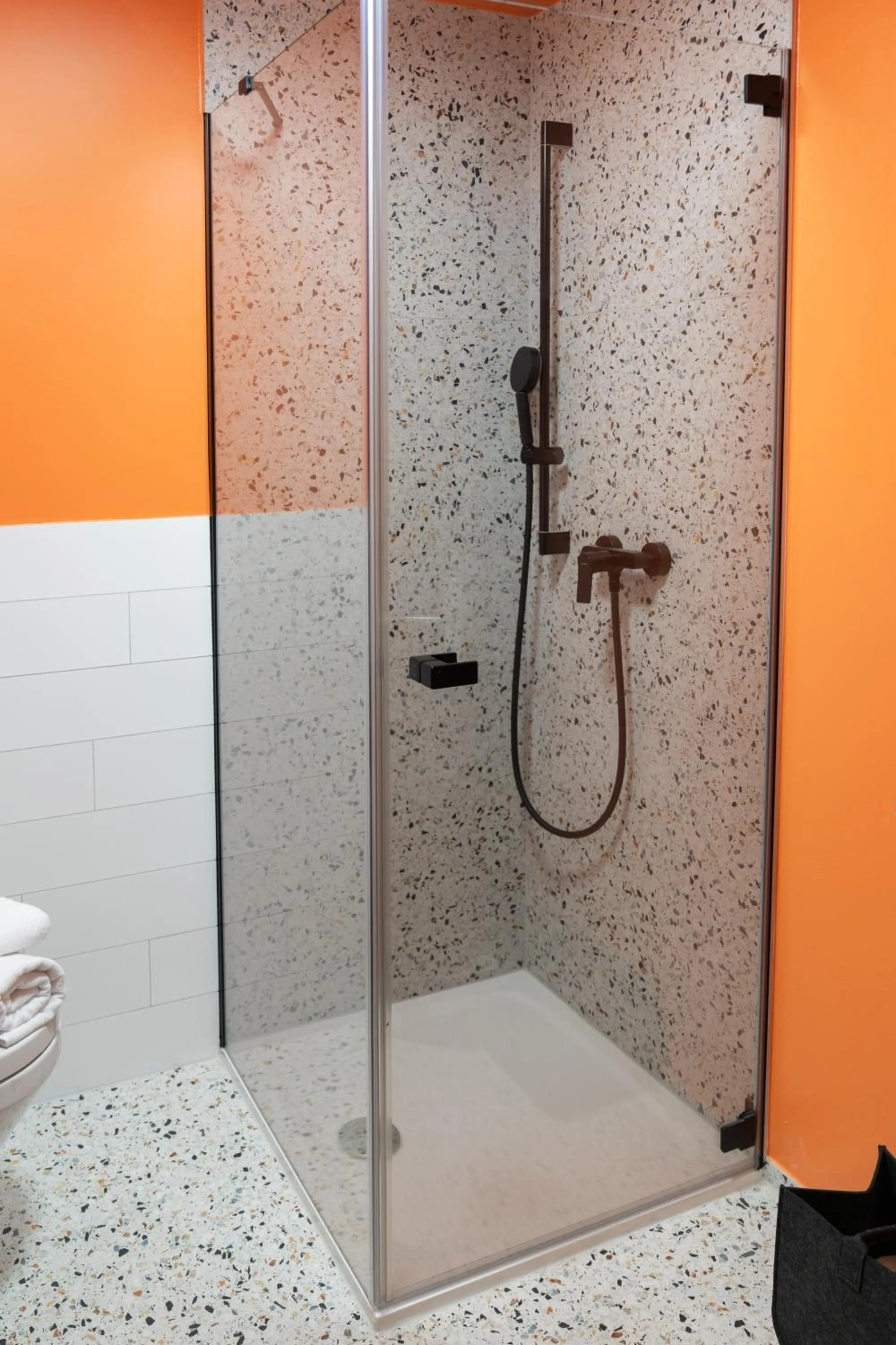 Shower in Velotique Hotel Angelika - Self-Check-in