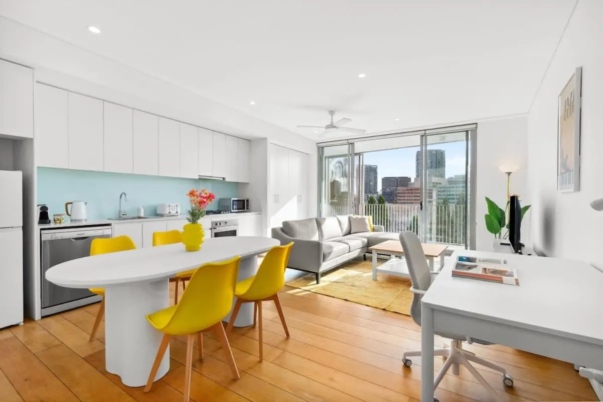 Central luminous 2 beds with balcony & aircon