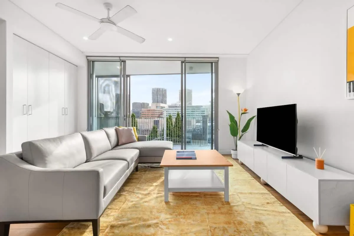 Central luminous 2 beds with balcony & aircon