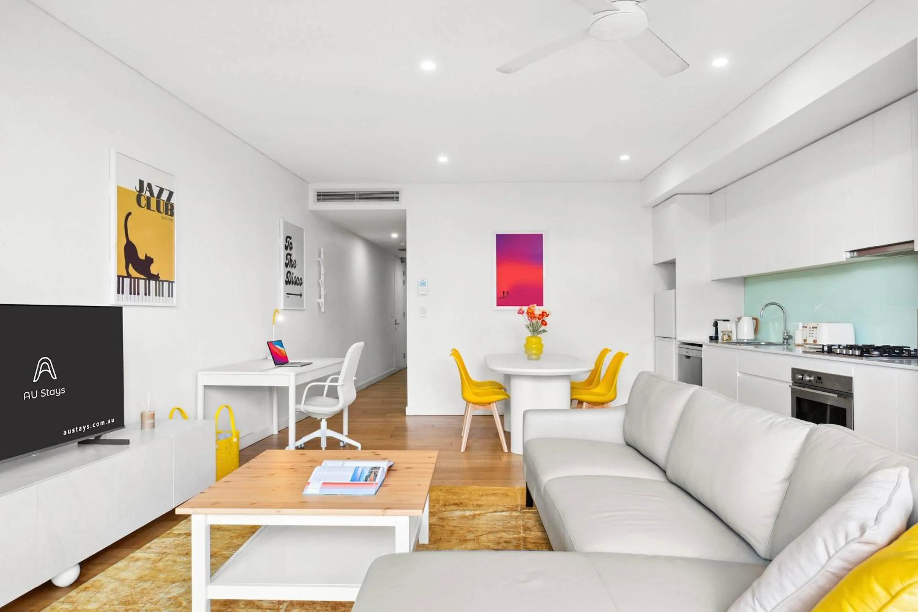 Central luminous 2 beds with balcony & aircon