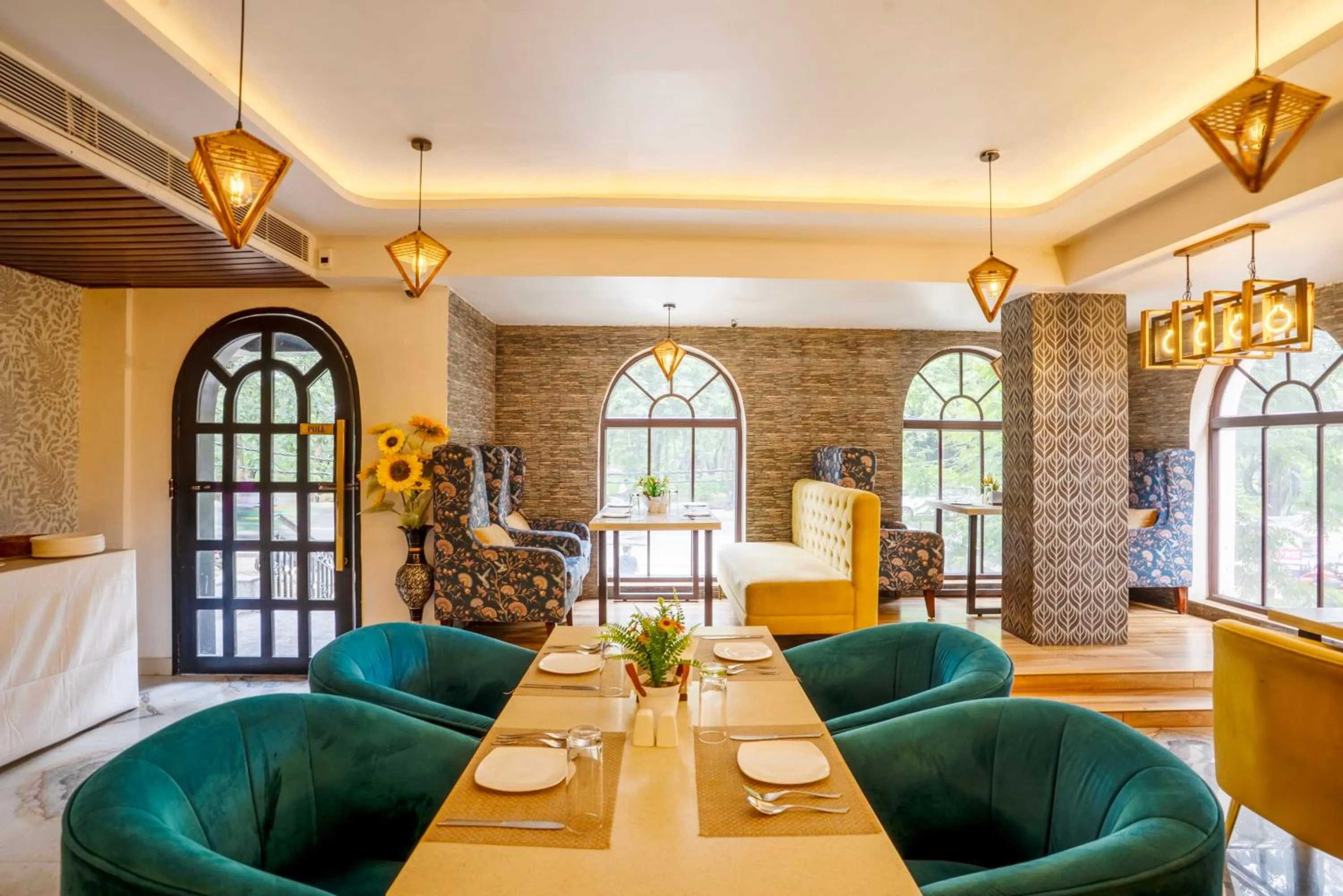 Restaurant/places to eat in Treebo Golden Leaf