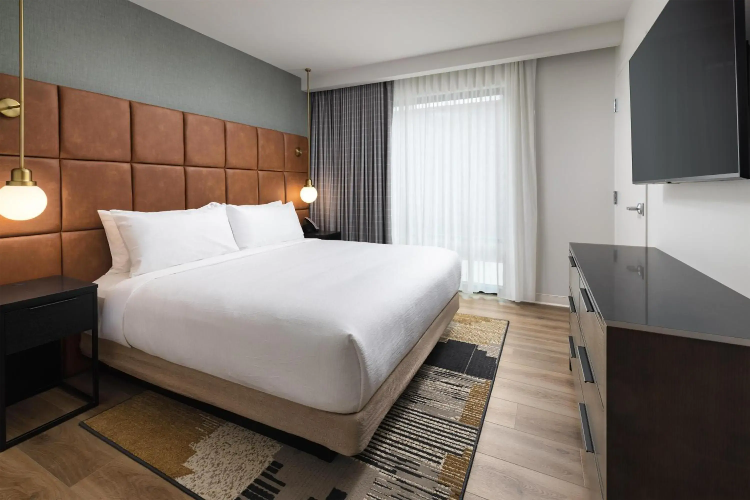 Bed in Embassy Suites By Hilton Chattanooga Downtown Bed in Embassy Suites By Hilton Chattanooga Downtown