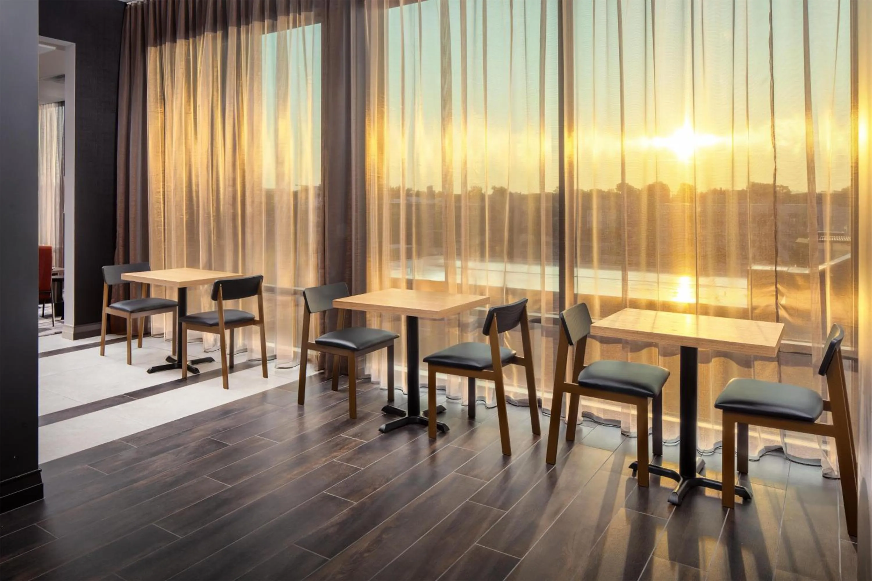 Restaurant/places to eat in Embassy Suites By Hilton Chattanooga Downtown