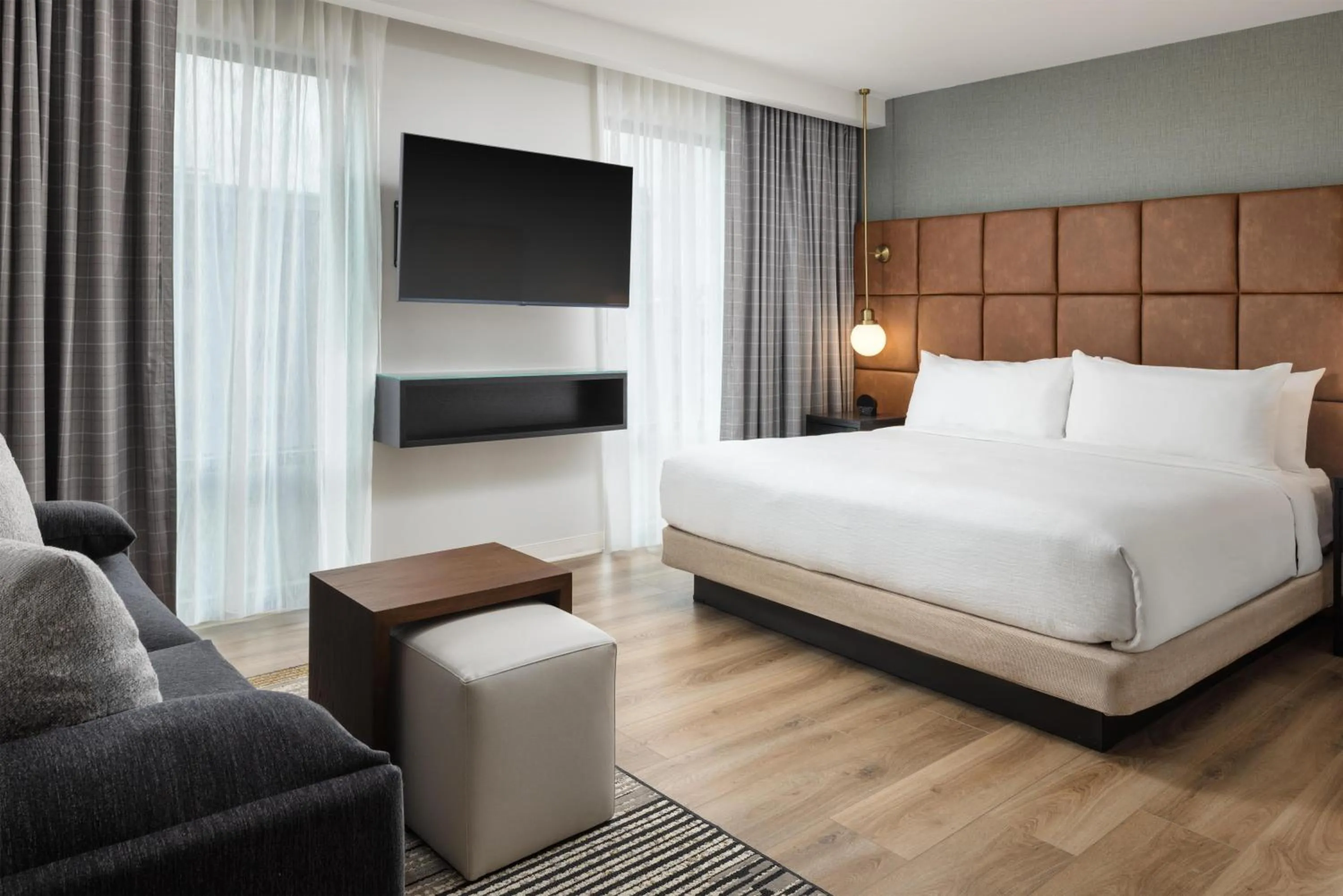 Living room, Bed in Embassy Suites By Hilton Chattanooga Downtown