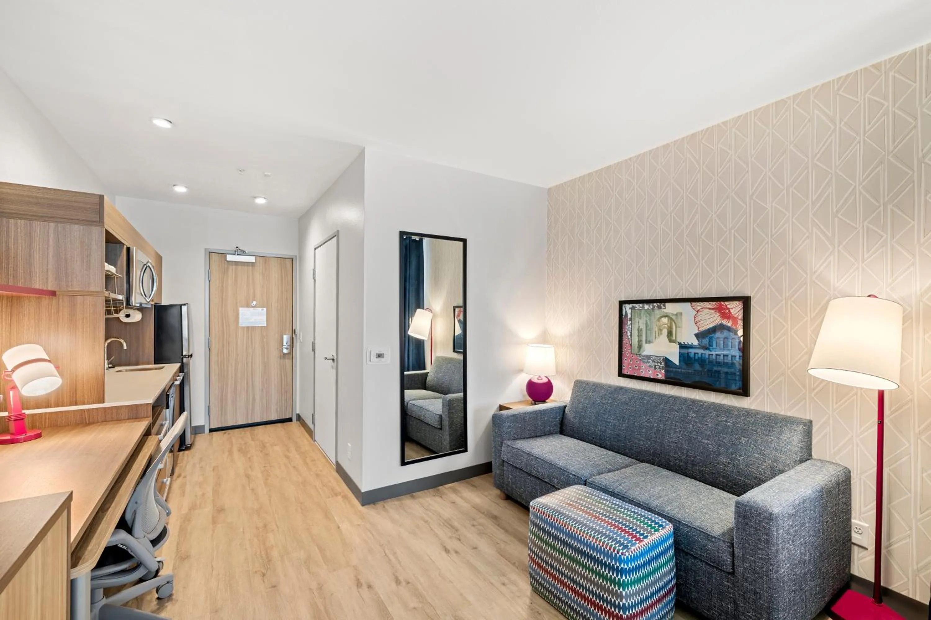 Seating area in Home2 Suites By Hilton Riverside Downtown