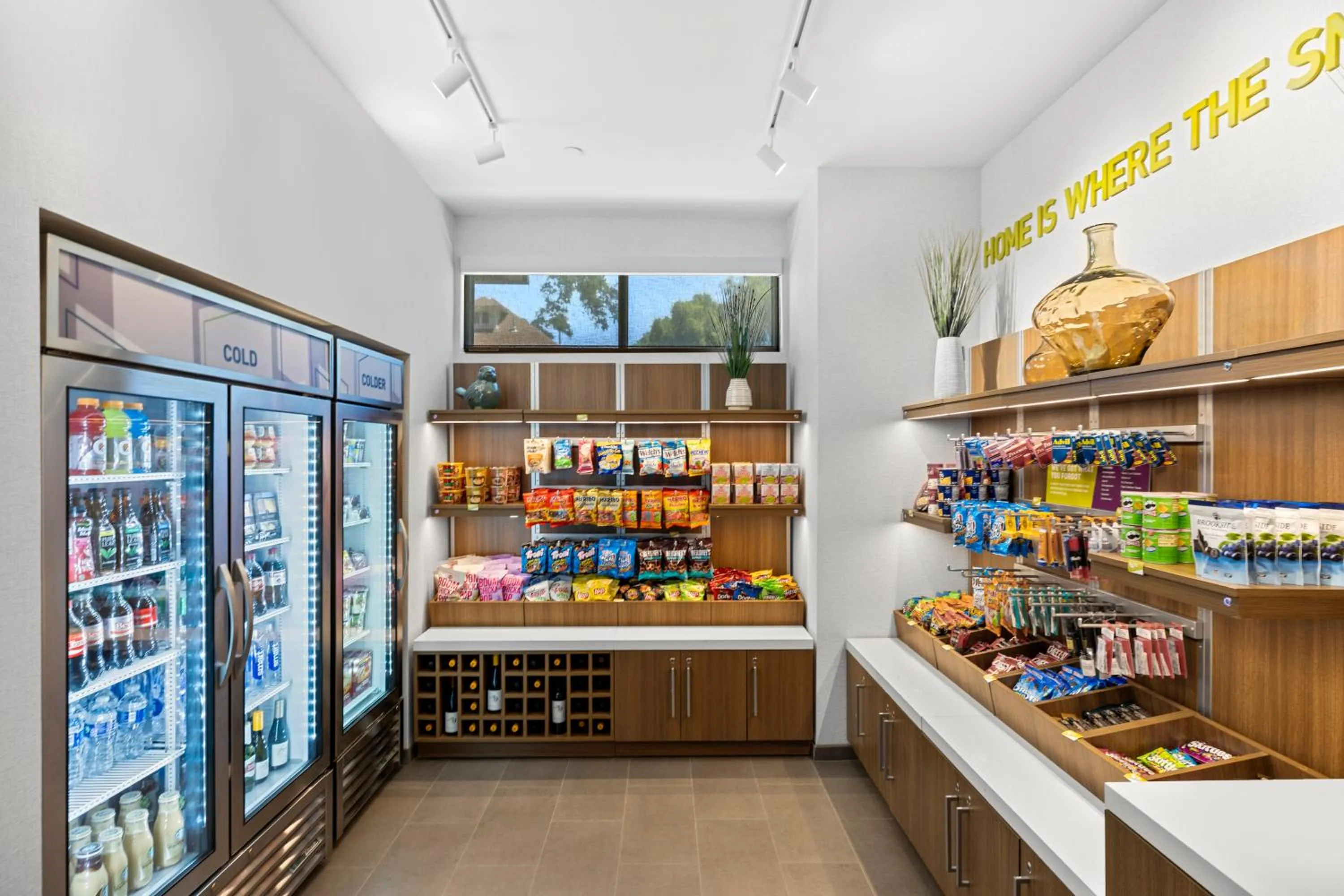 Food and drinks in Home2 Suites By Hilton Riverside Downtown