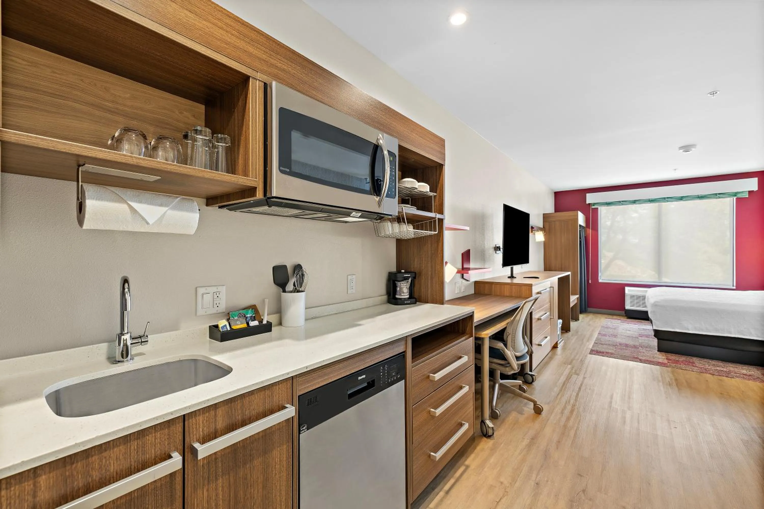 kitchen, Bed in Home2 Suites By Hilton Riverside Downtown