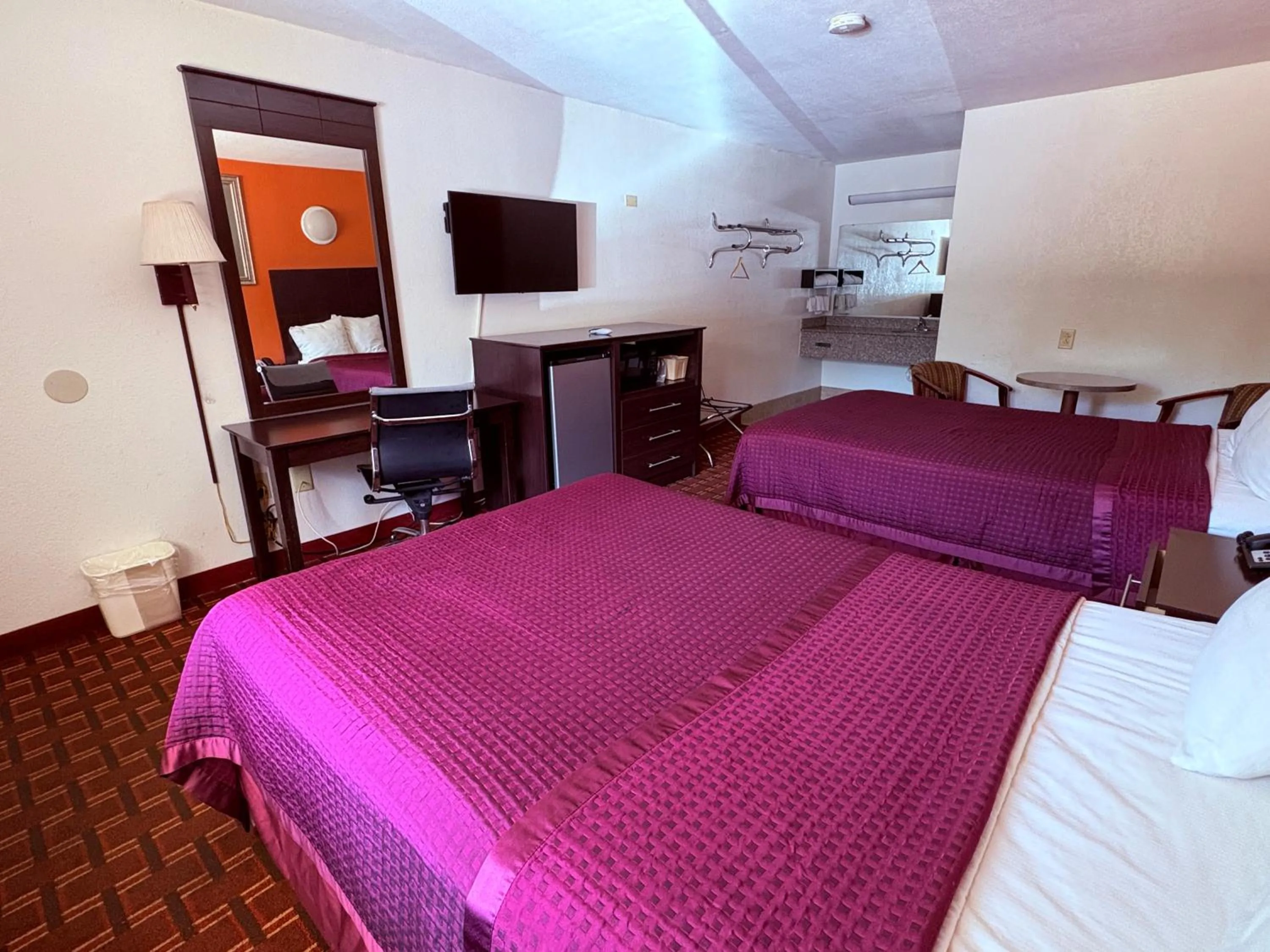 Shower, Bed in Royal Regency Inn