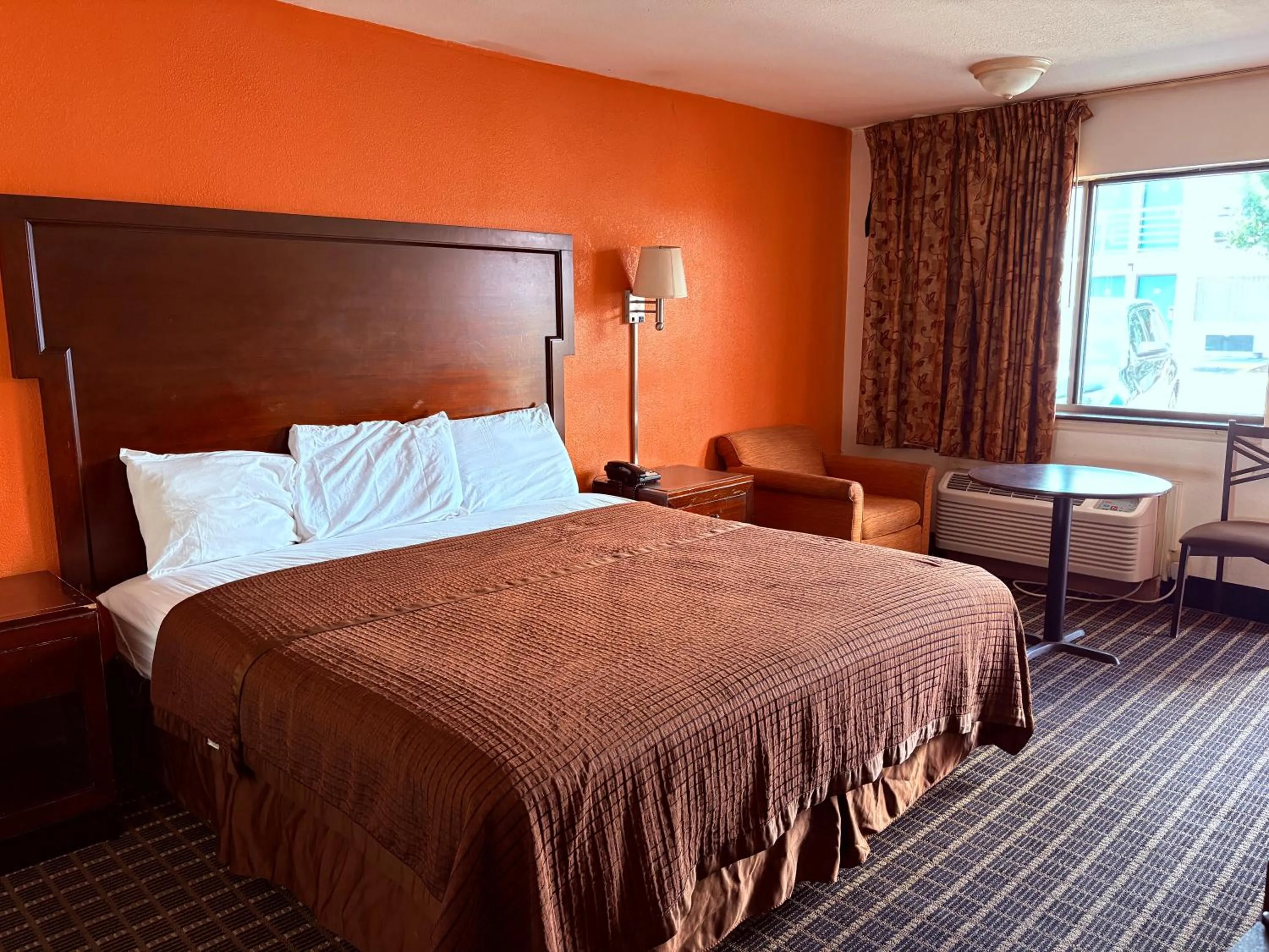 Shower, Bed in Royal Regency Inn