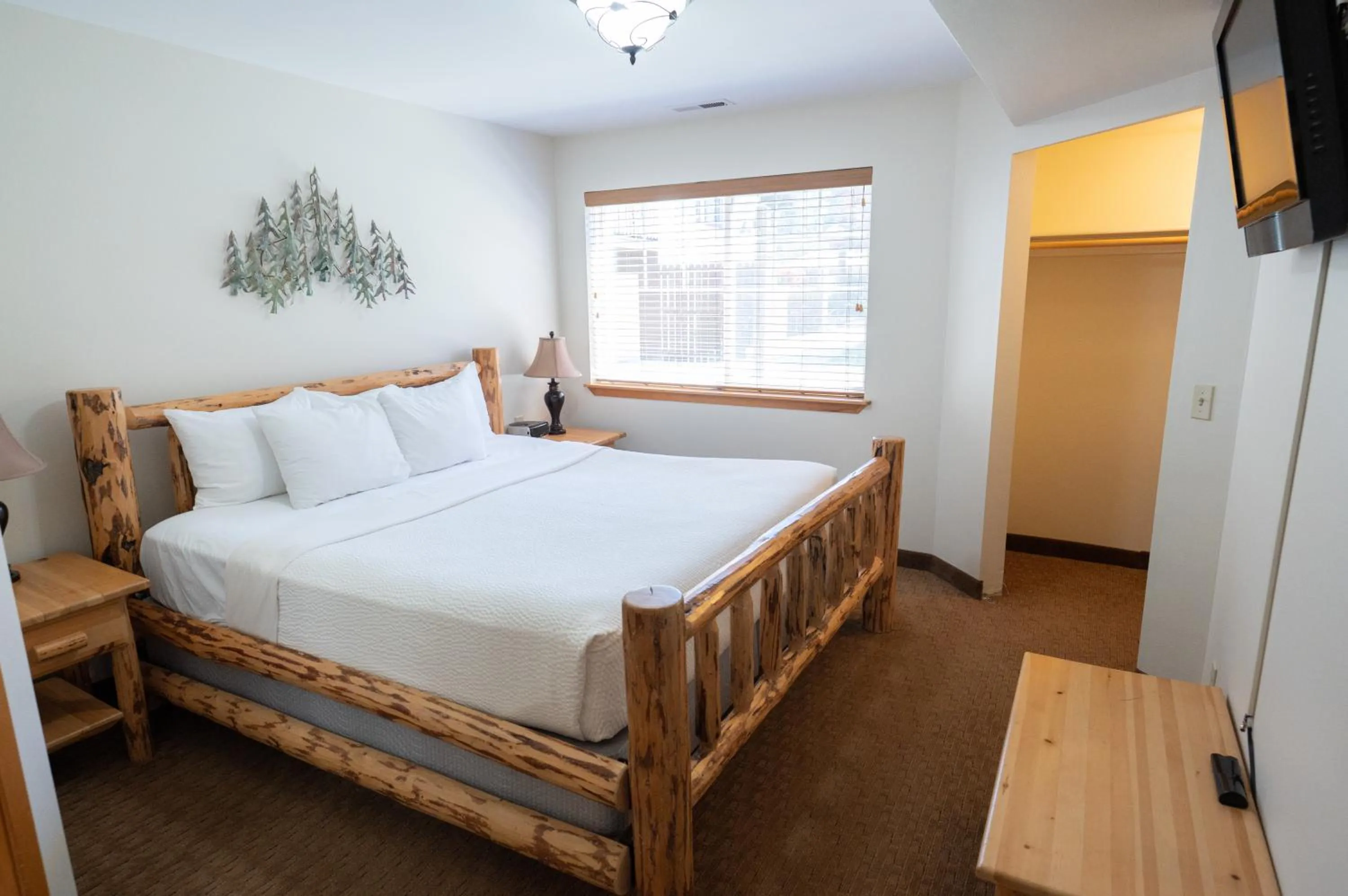 Bed in Icicle Village Resort