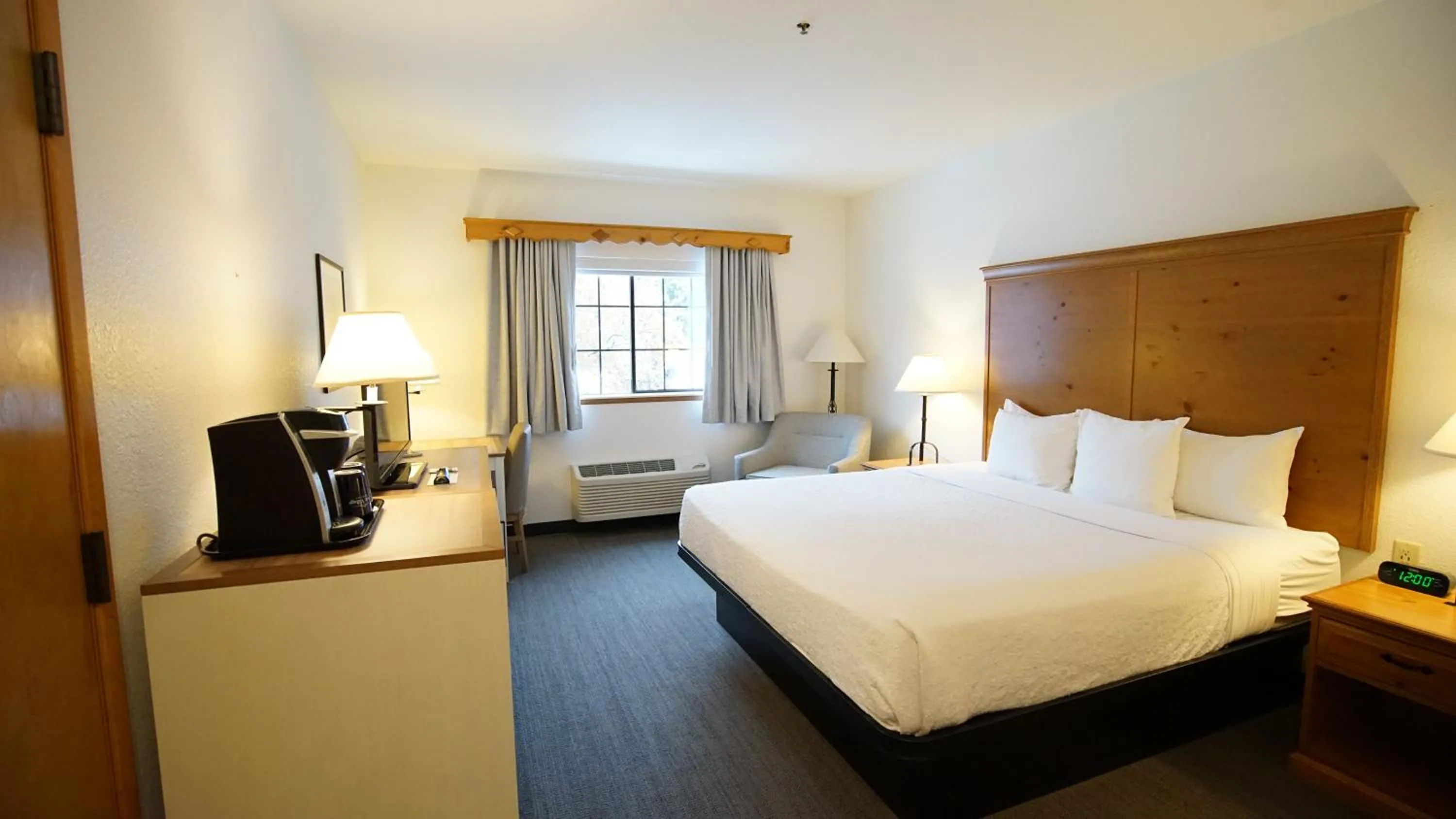 Bed in Icicle Village Resort