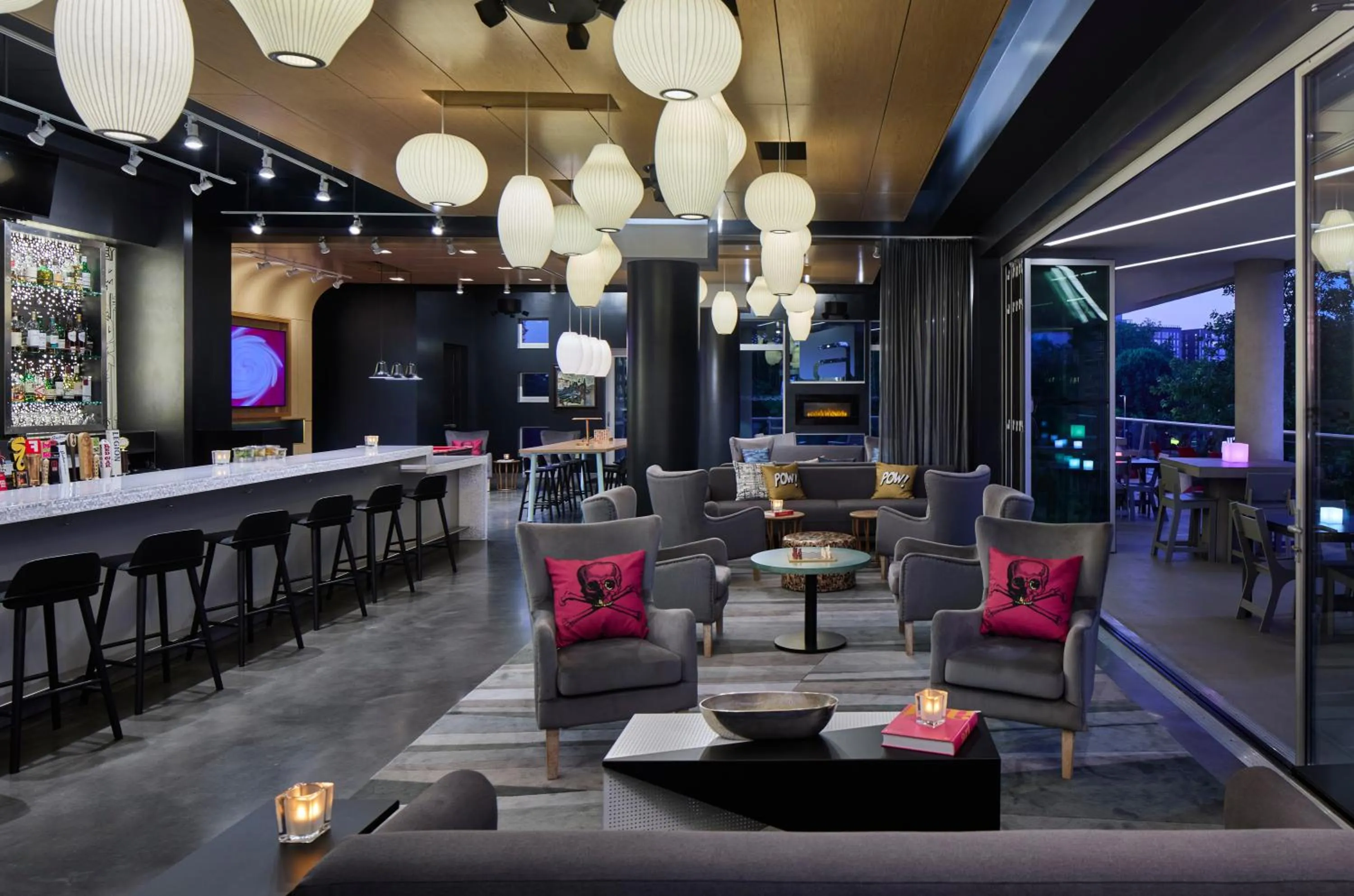 Lounge or bar in Aloft Raleigh