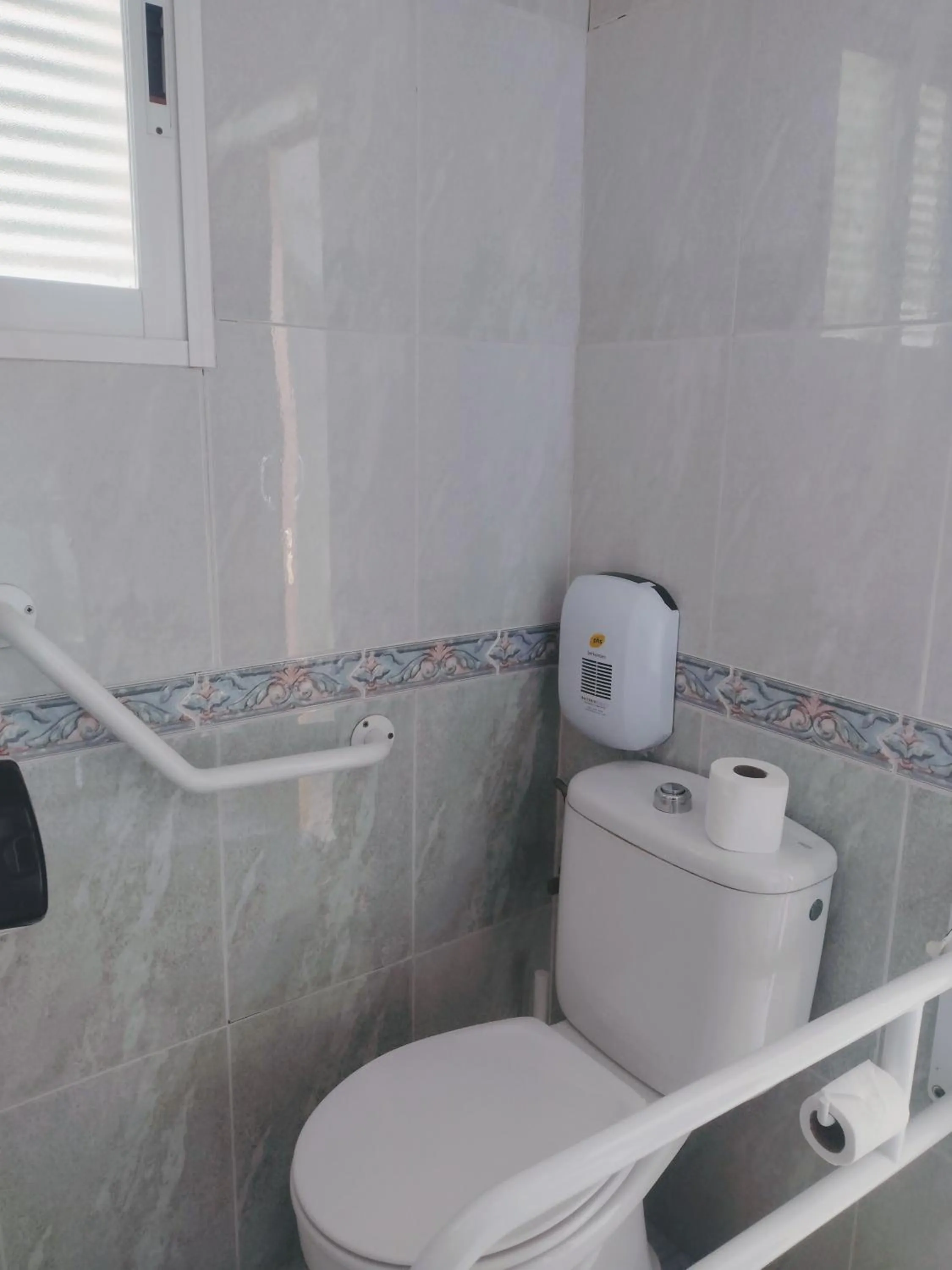 Toilet in Hotel Algorfa