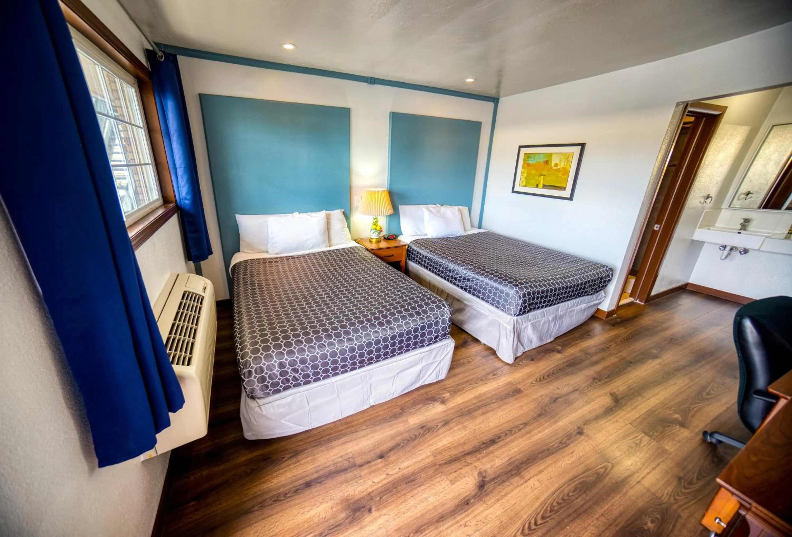 Photo of the whole room, Bed in Budget Inn