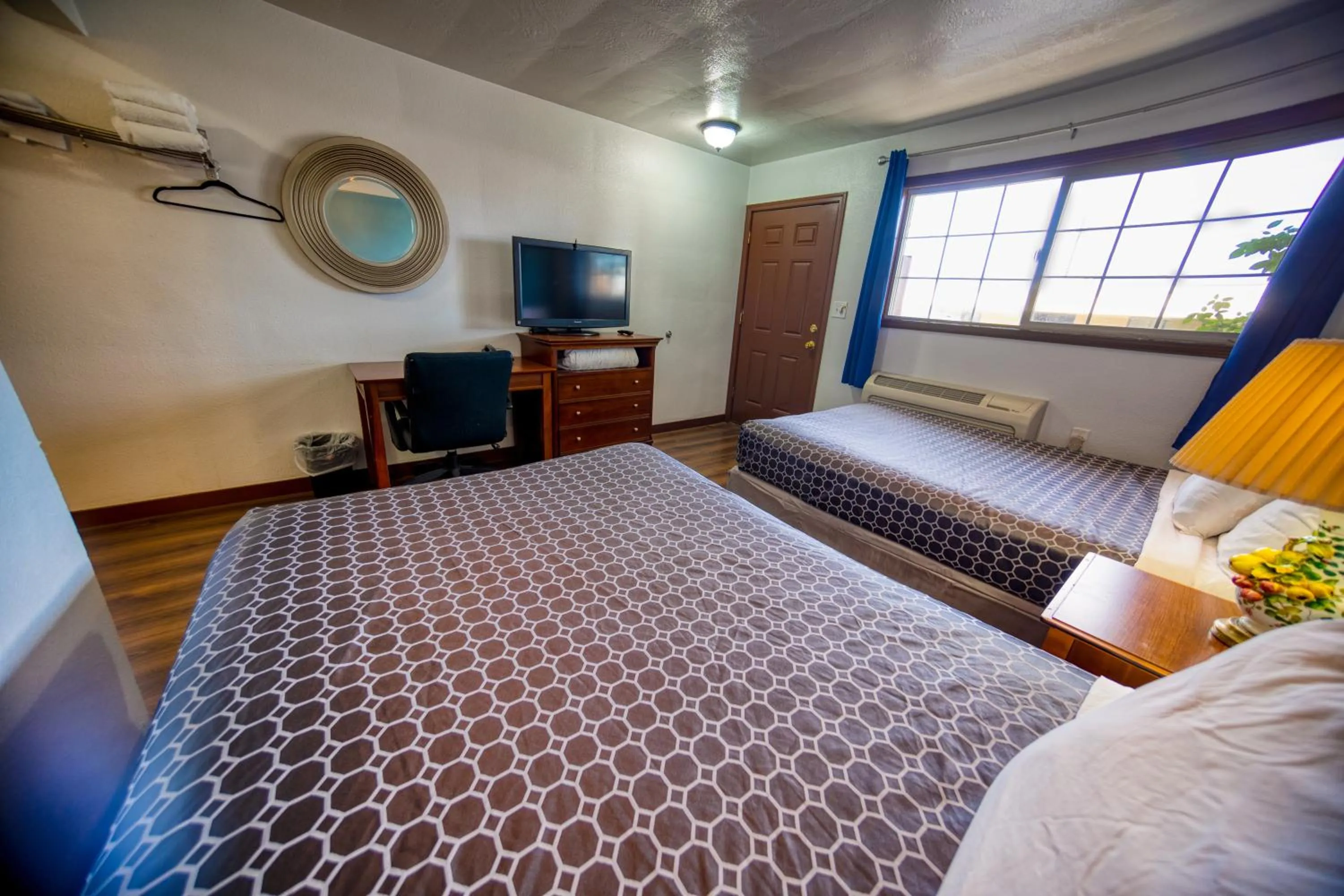 Communal lounge/ TV room, Bed in Budget Inn